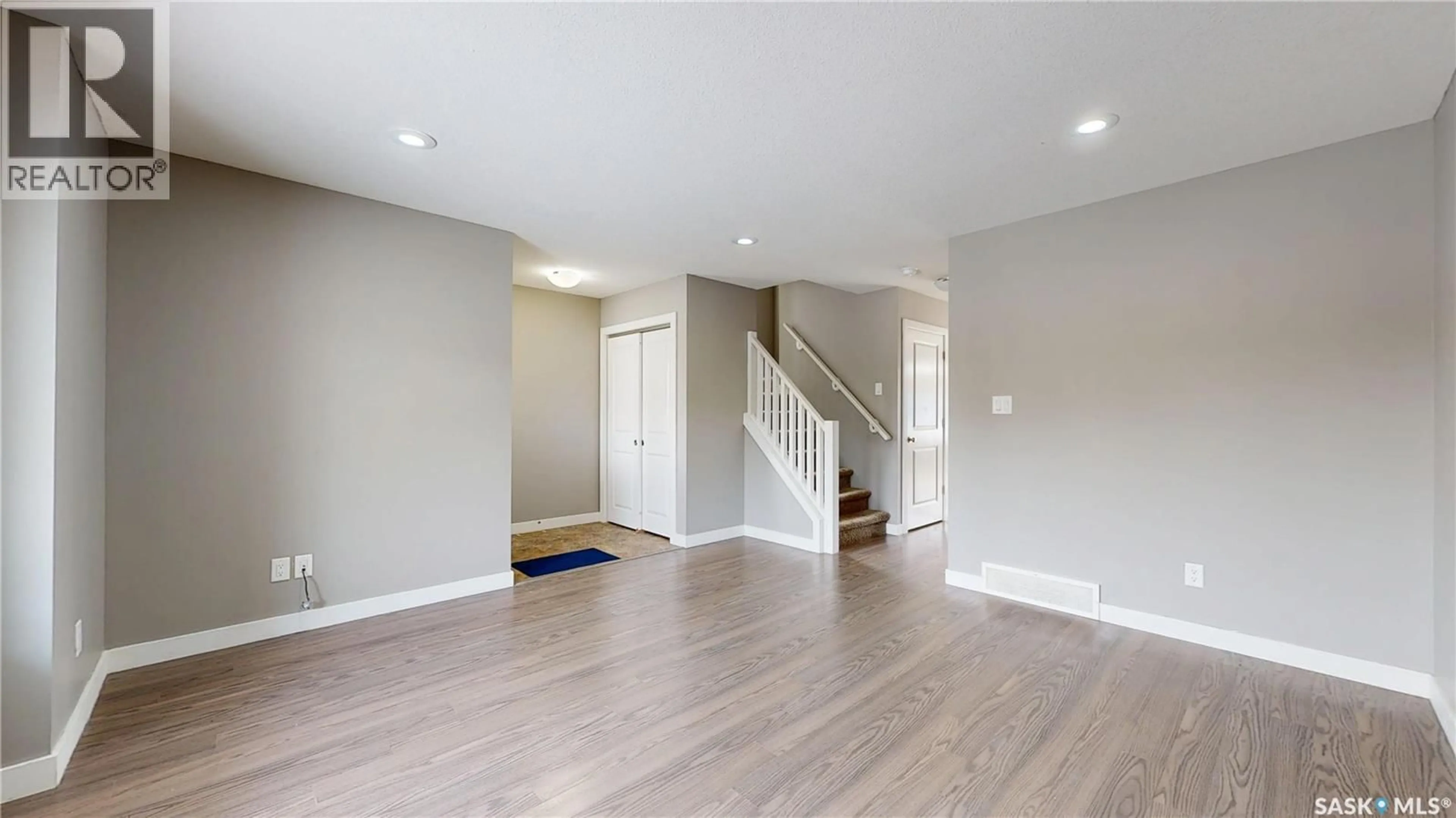 Indoor entryway for 5128 AERIAL CRESCENT, Regina Saskatchewan S4W0C8