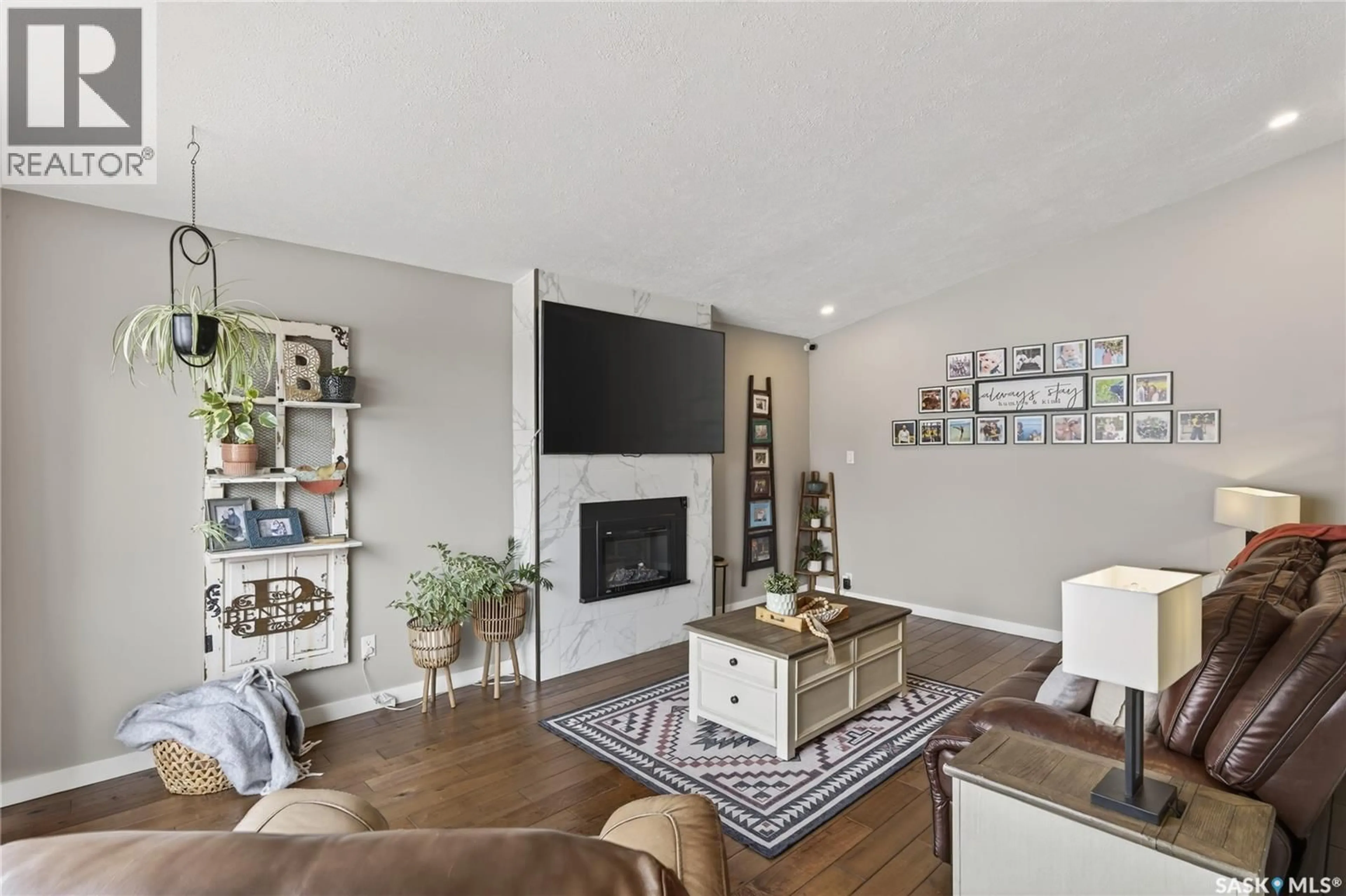 Living room with furniture, unknown for 35 KING CRESCENT, Humboldt Saskatchewan S0K2A0