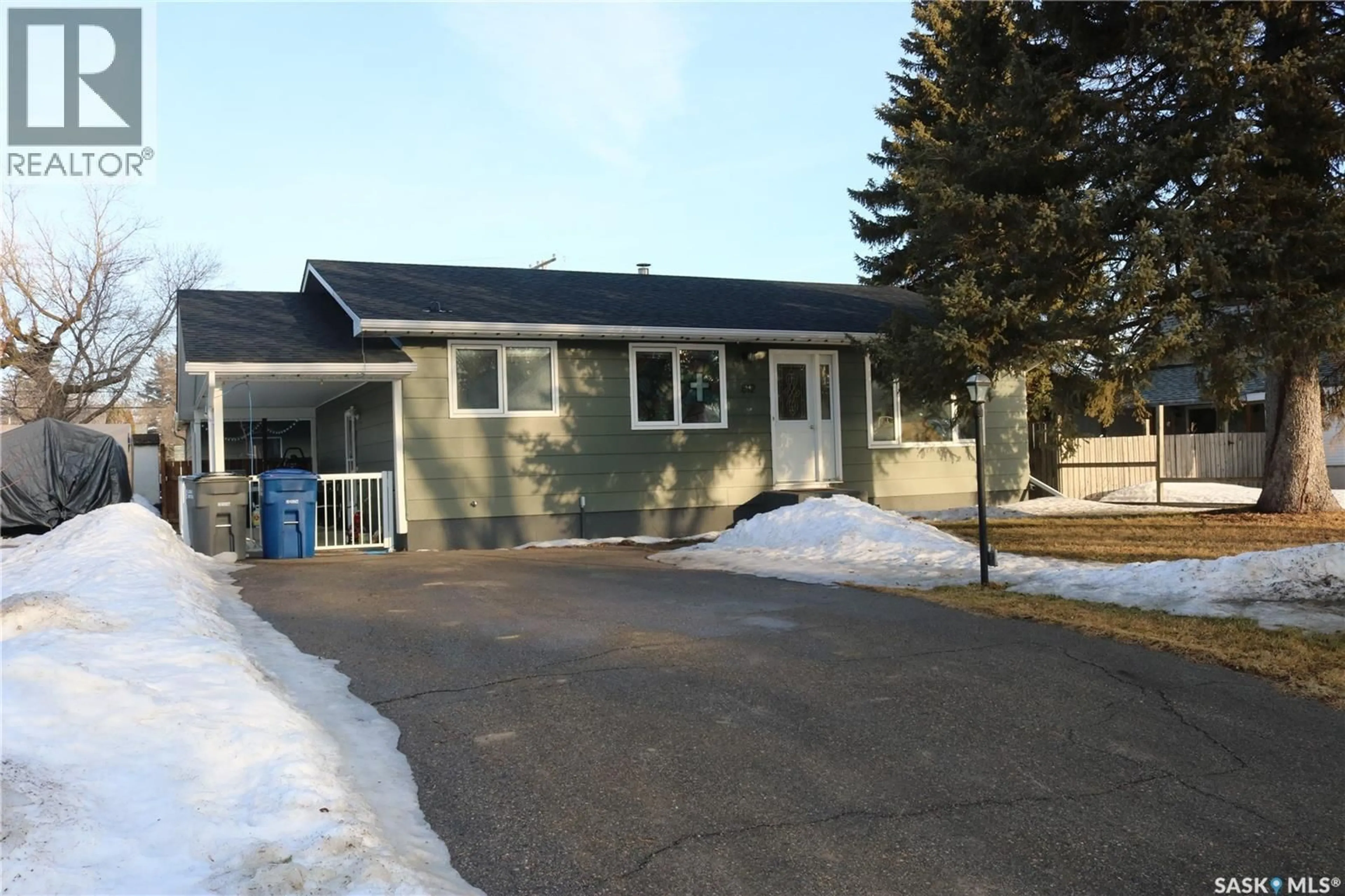 Home with vinyl exterior material, street for 812 MCNAUGHTON STREET, Moosomin Saskatchewan S0G3N0