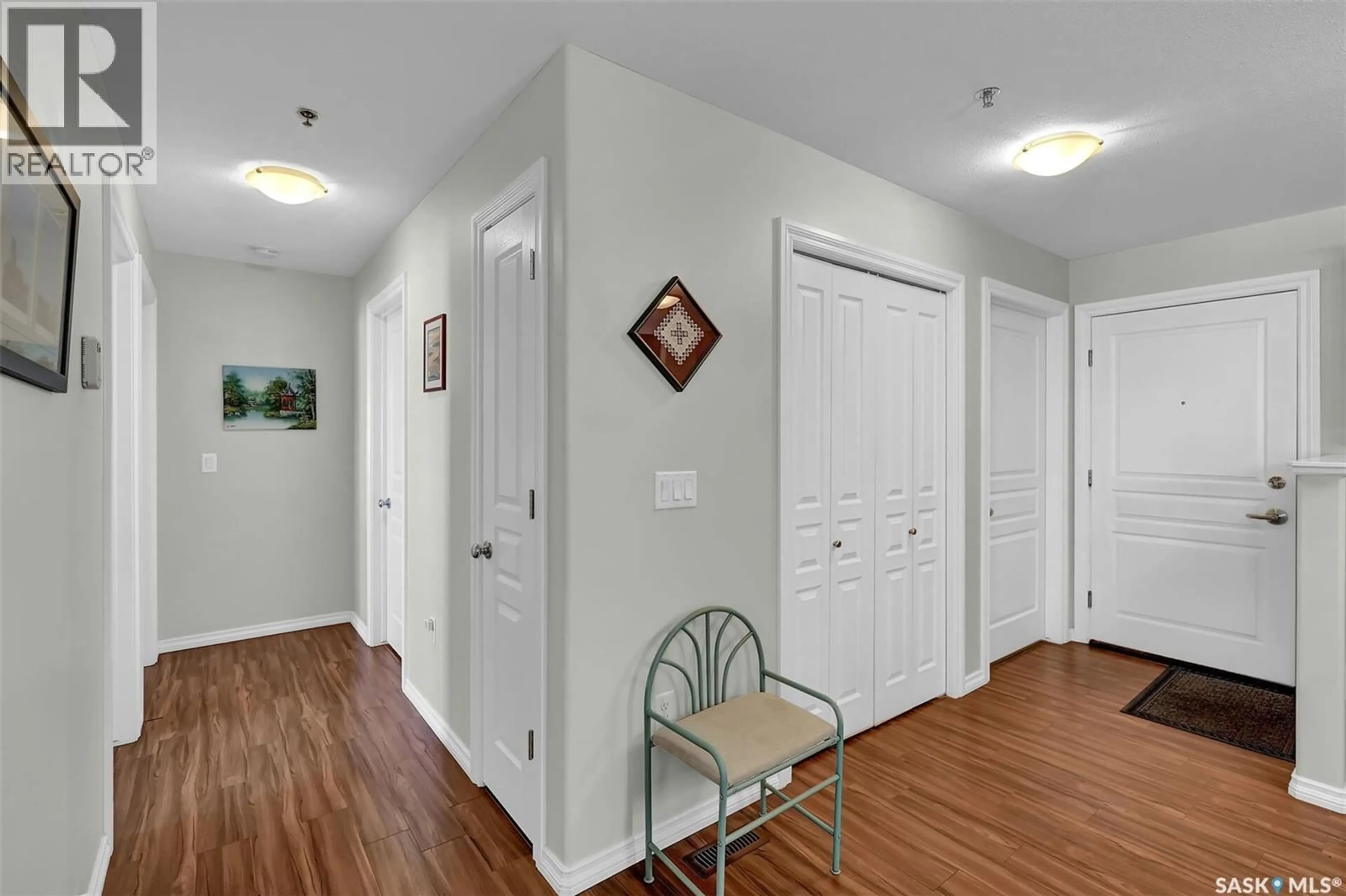 Indoor entryway for 105 - 1621 DAKOTA DRIVE, Regina Saskatchewan S4Z0A8