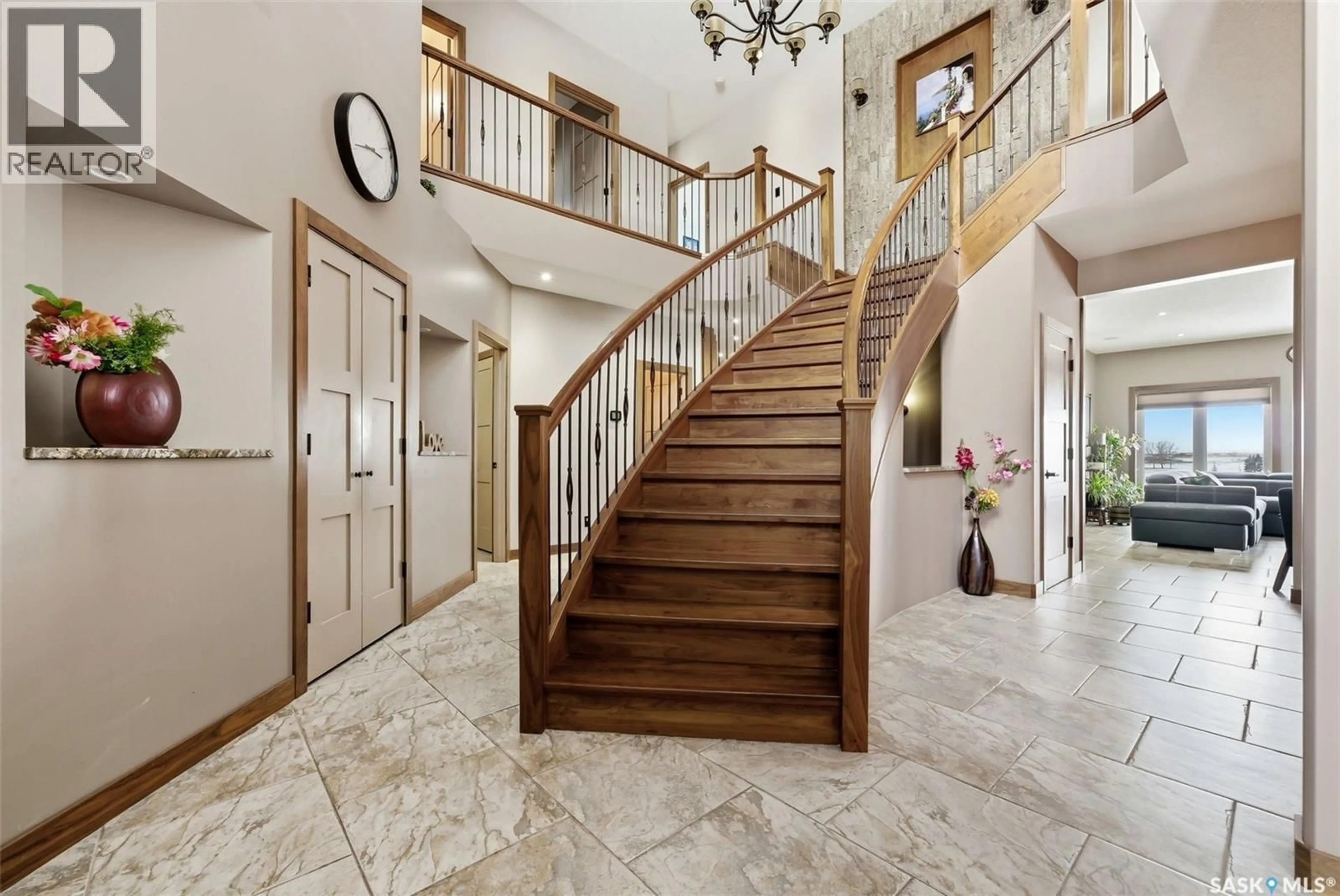 Indoor foyer for 7502 LILAC PLACE, Regina Saskatchewan S4Y0B3