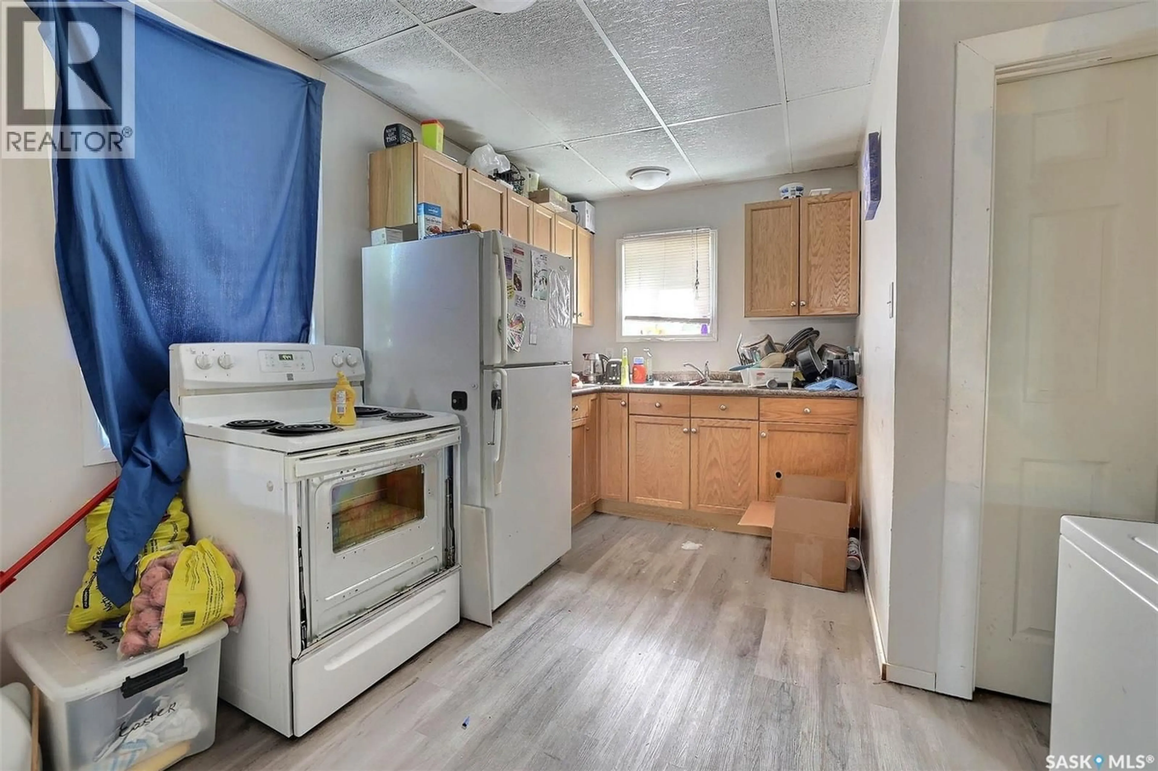 Standard kitchen, unknown for 1001 ROBINSON STREET, Regina Saskatchewan S4T2M8