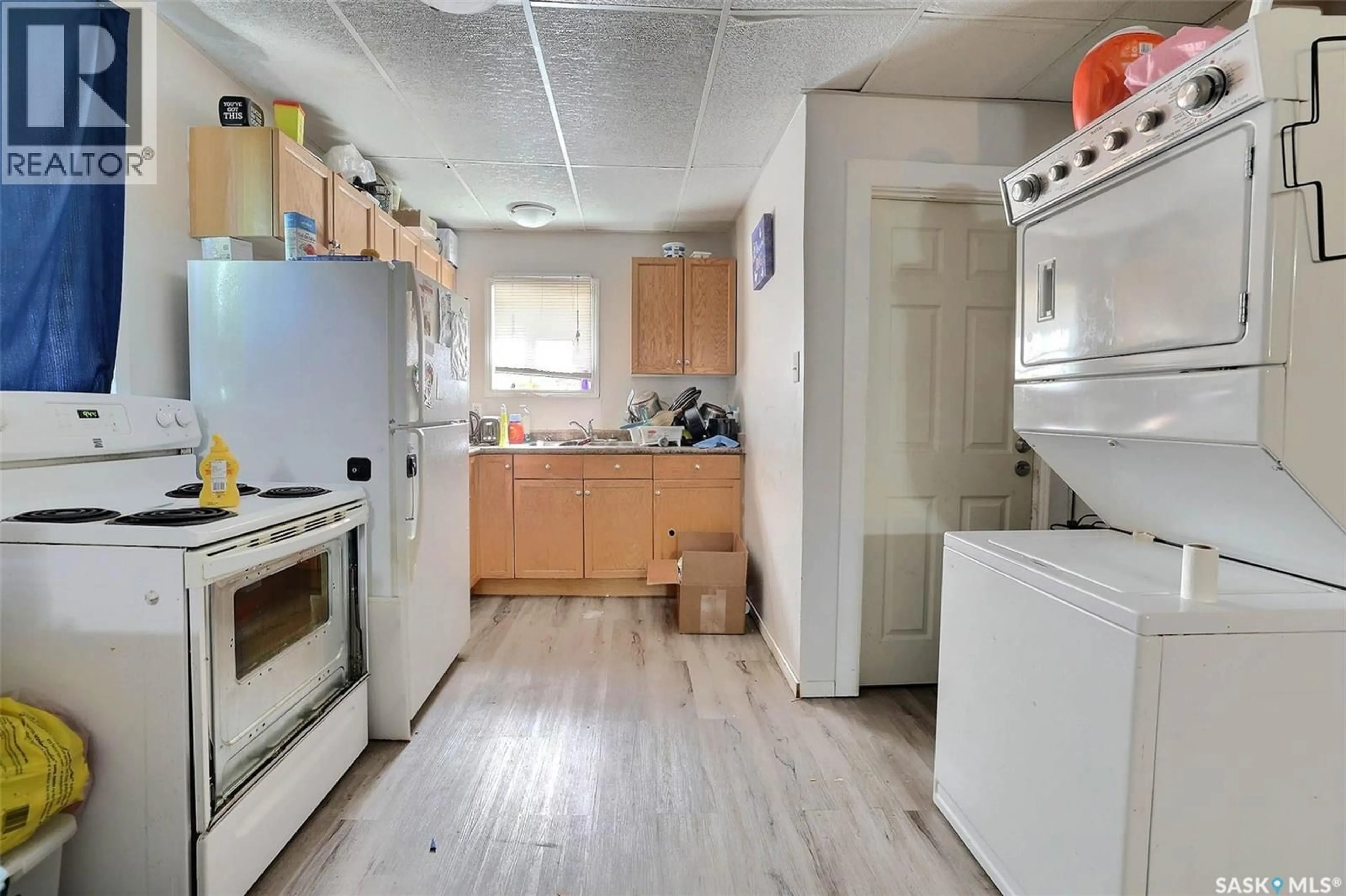 Standard kitchen, unknown for 1001 ROBINSON STREET, Regina Saskatchewan S4T2M8