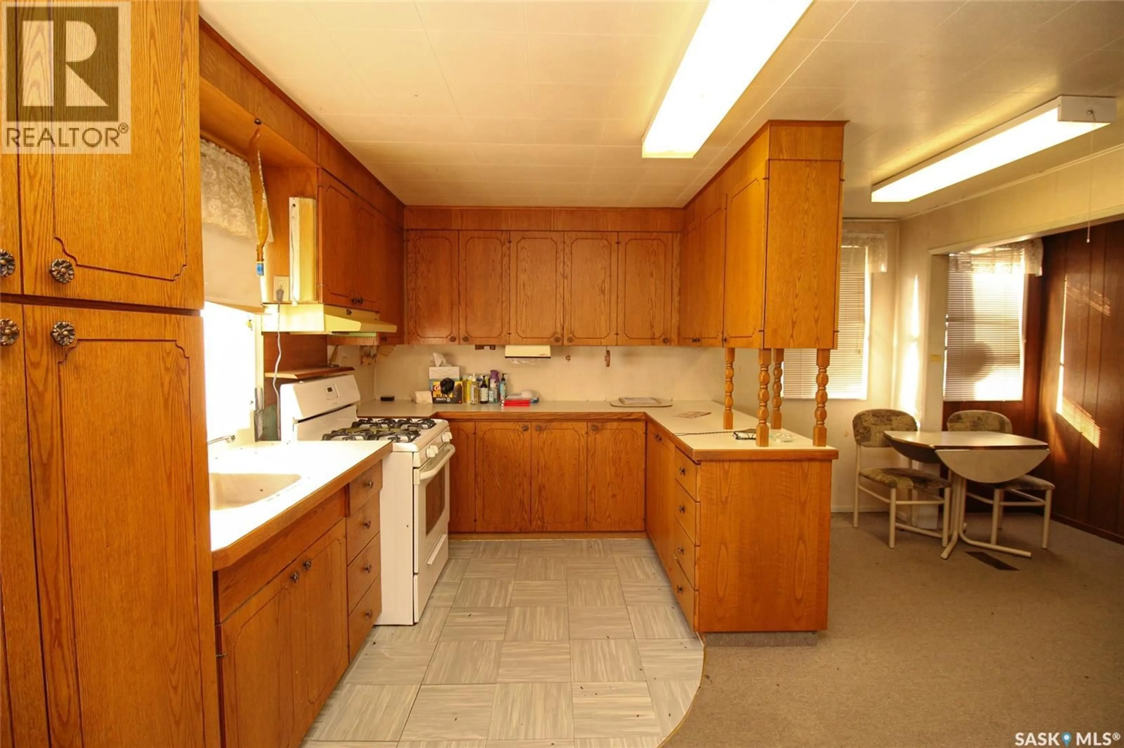 Standard kitchen, unknown for 216 2ND STREET, Shaunavon Saskatchewan S0N2M0