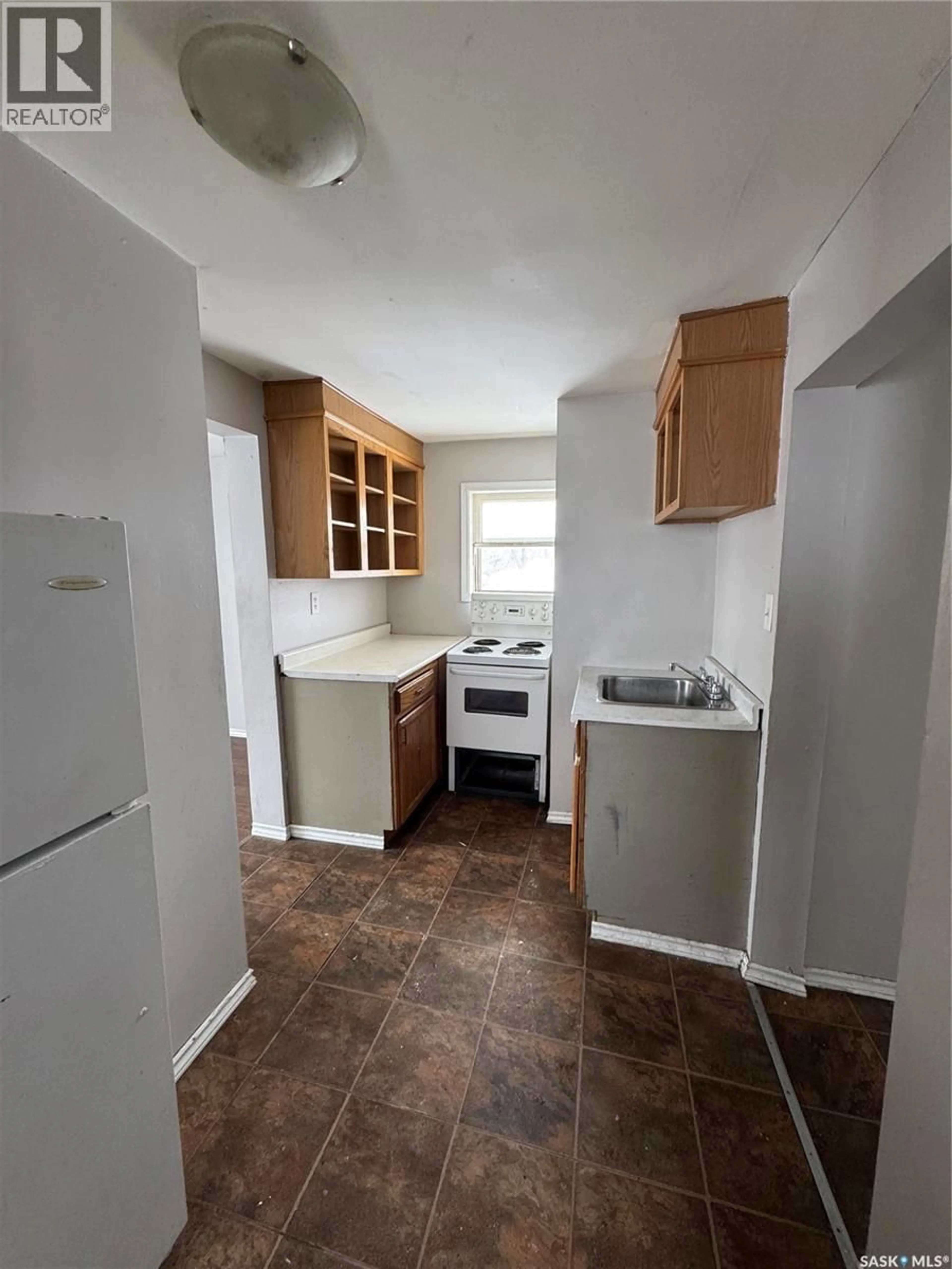 Standard kitchen, unknown for 948 GARNET STREET, Regina Saskatchewan S4T2X5