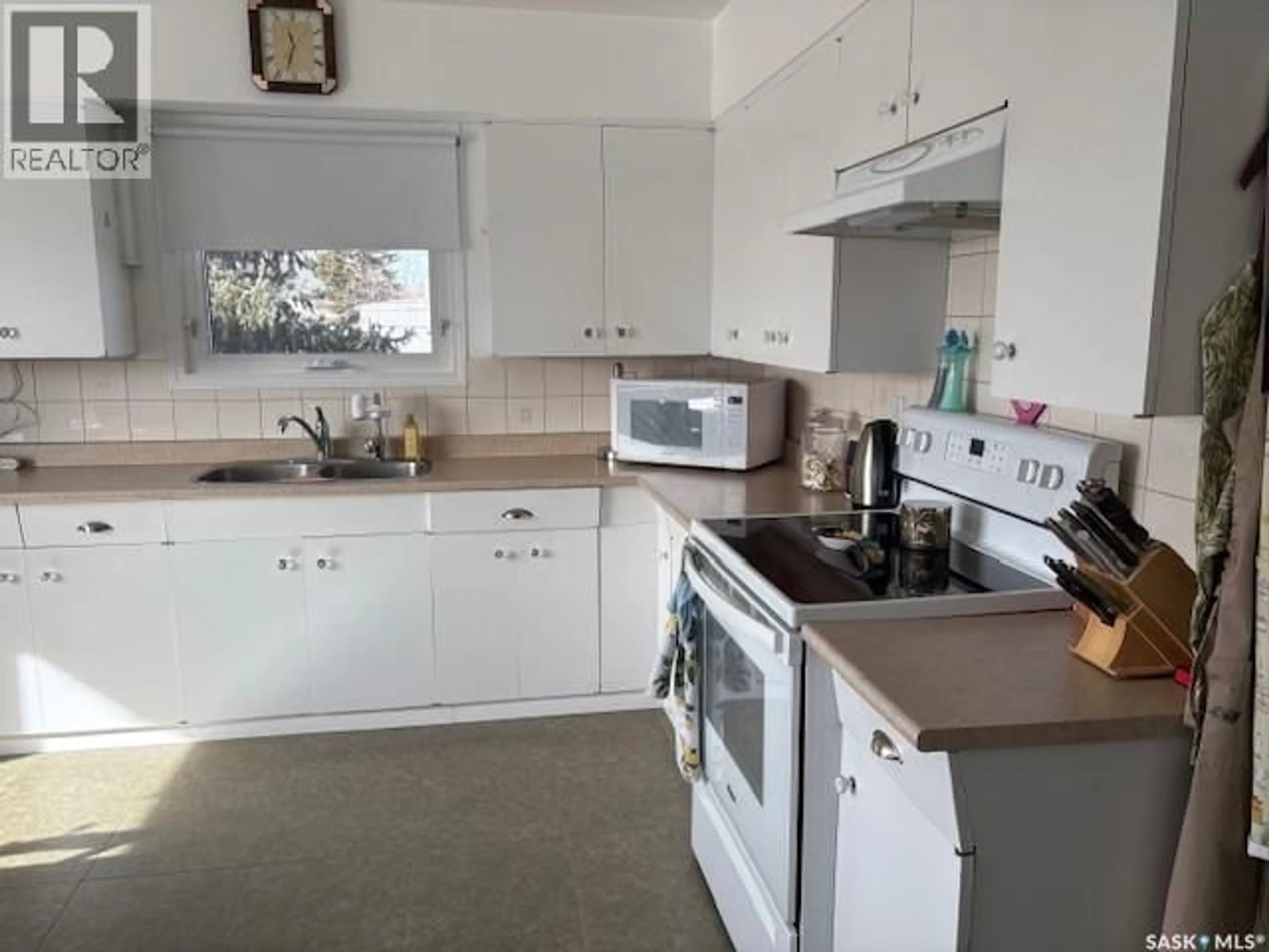 Standard kitchen, unknown for 211 THRONE STREET, Sceptre Saskatchewan S0N2H0