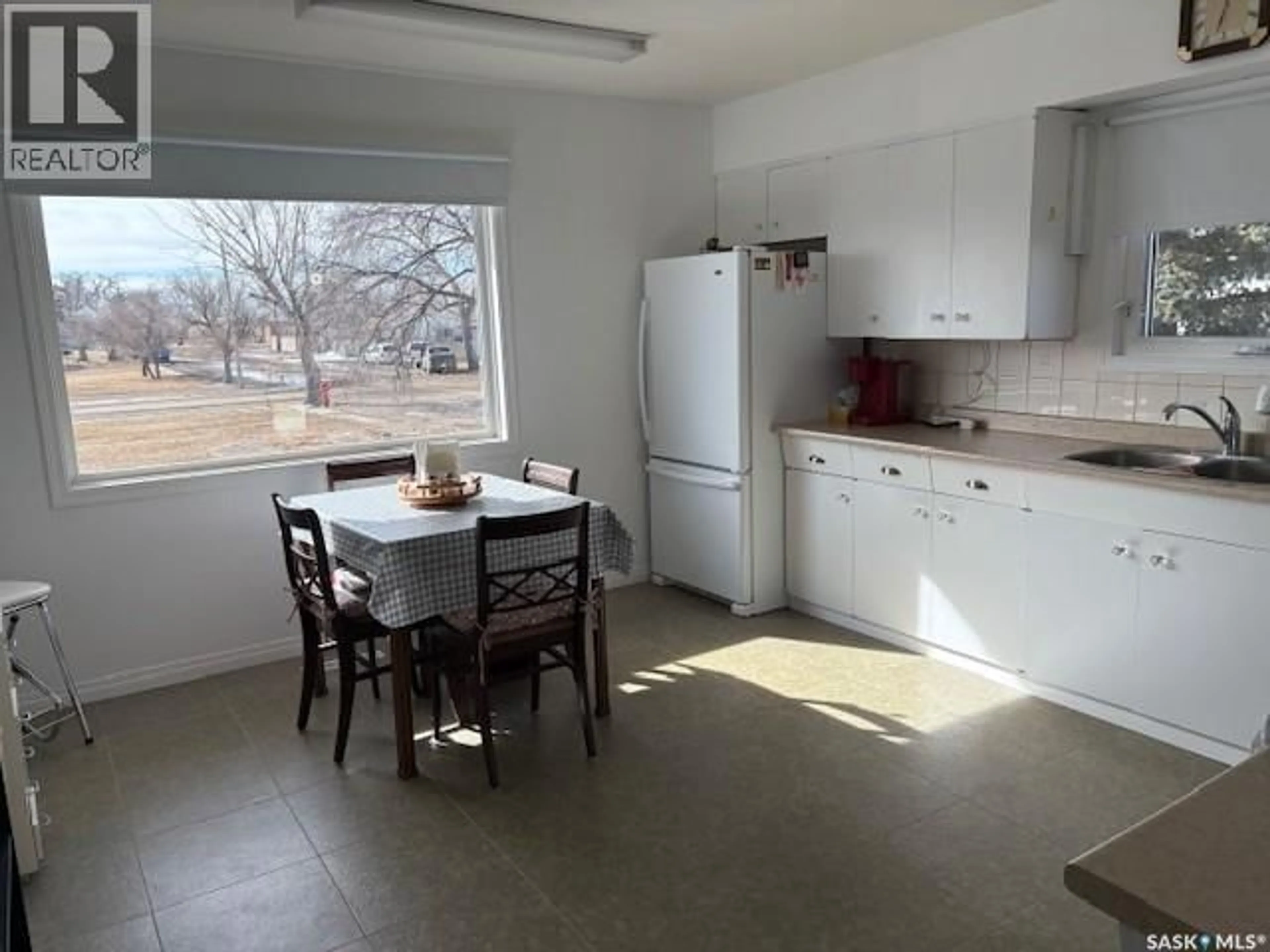 Standard kitchen, unknown for 211 THRONE STREET, Sceptre Saskatchewan S0N2H0