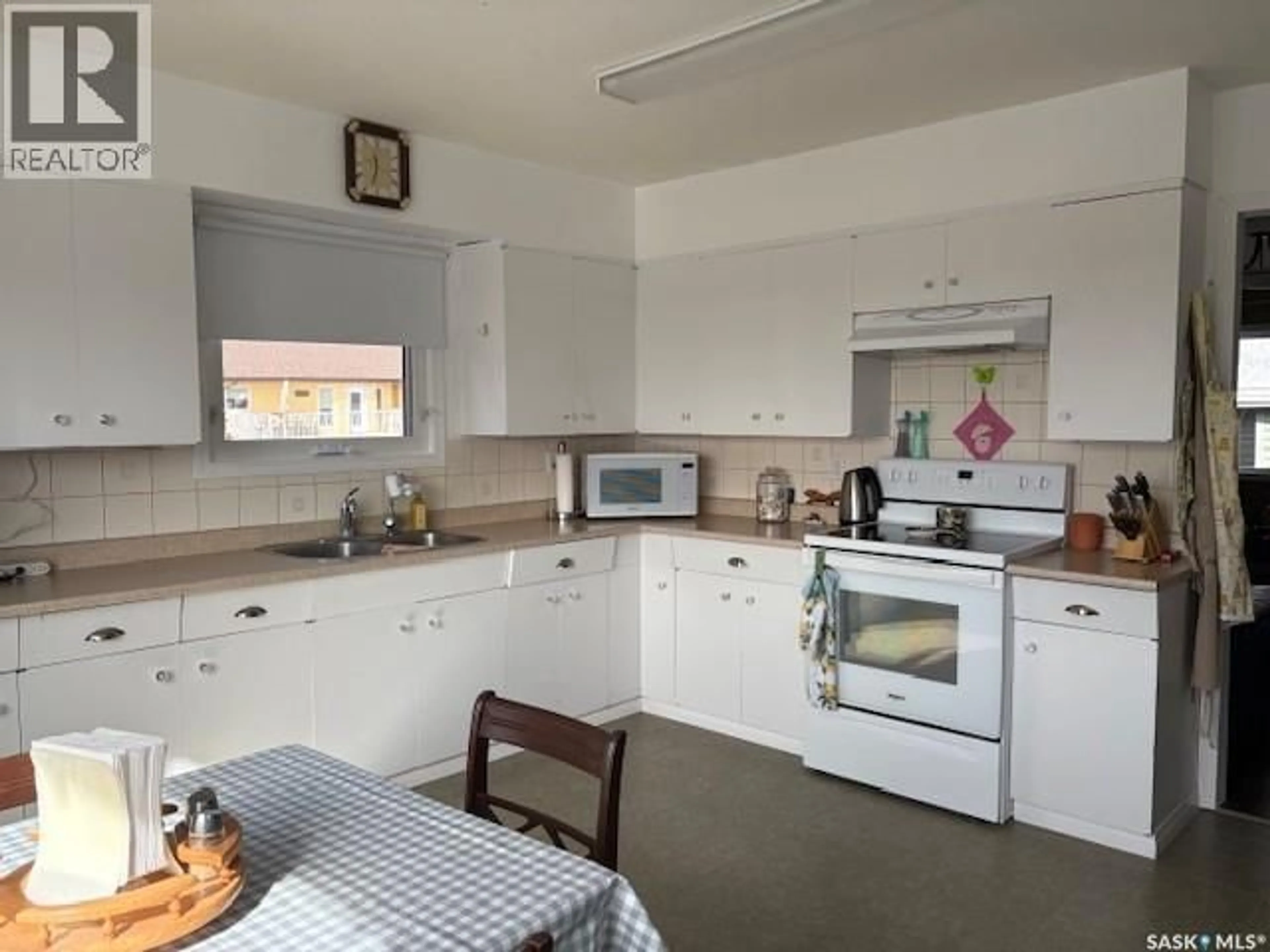 Standard kitchen, unknown for 211 THRONE STREET, Sceptre Saskatchewan S0N2H0