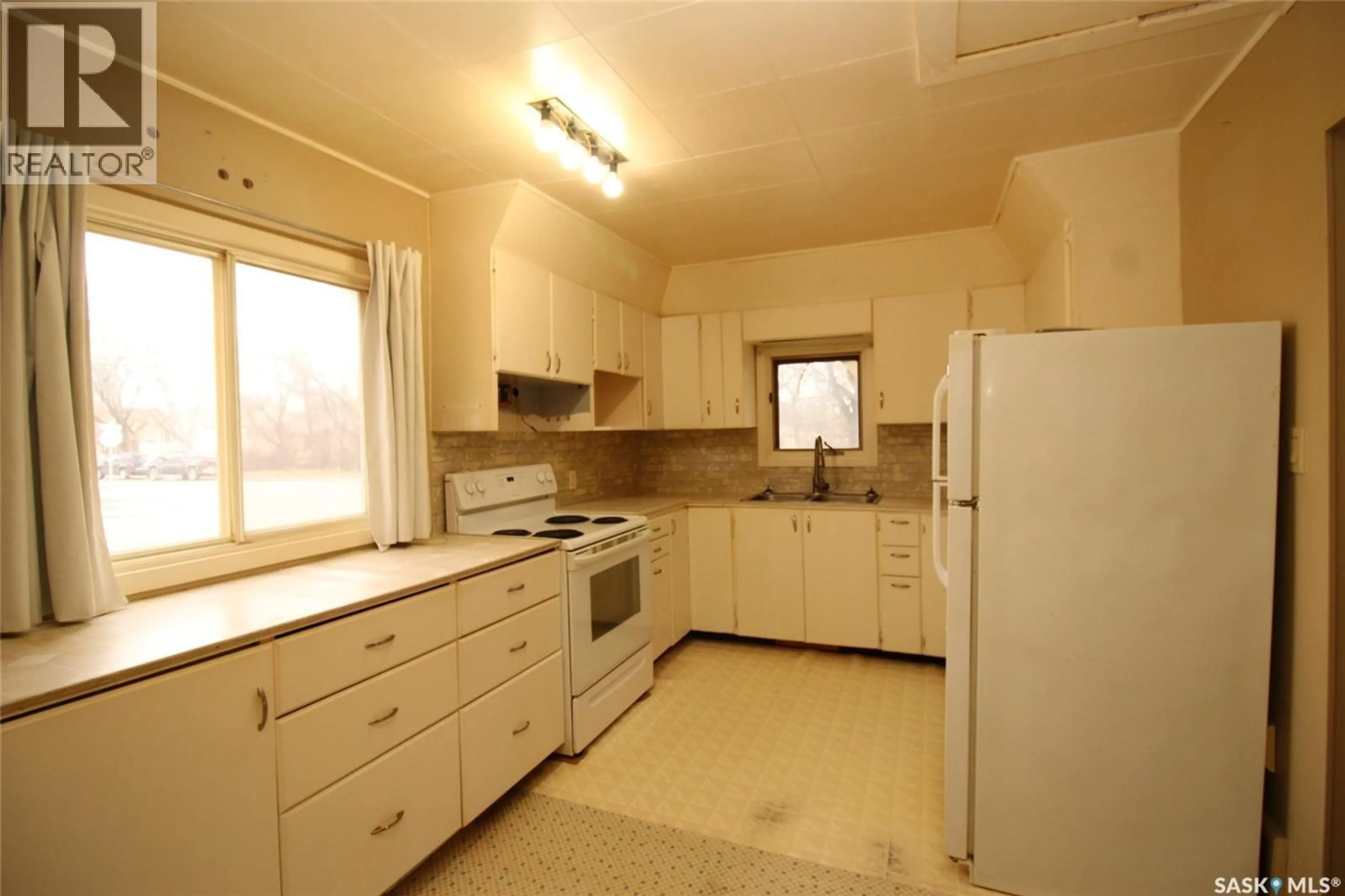 Standard kitchen, unknown for 491 1ST STREET, Shaunavon Saskatchewan S0N2M0