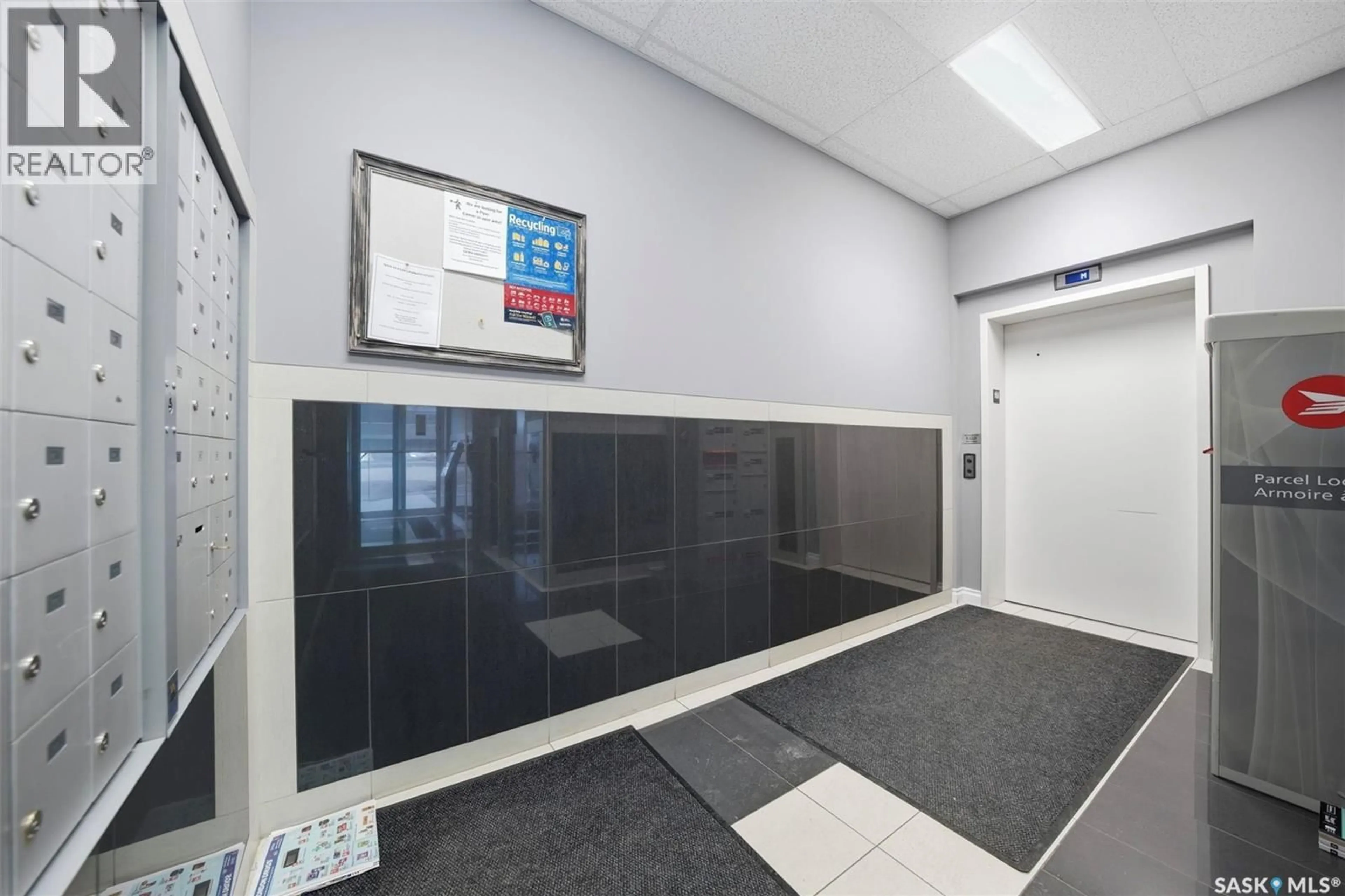 Indoor foyer for 412 - 205 WILLOWGROVE SQUARE, Saskatoon Saskatchewan S7W0T2