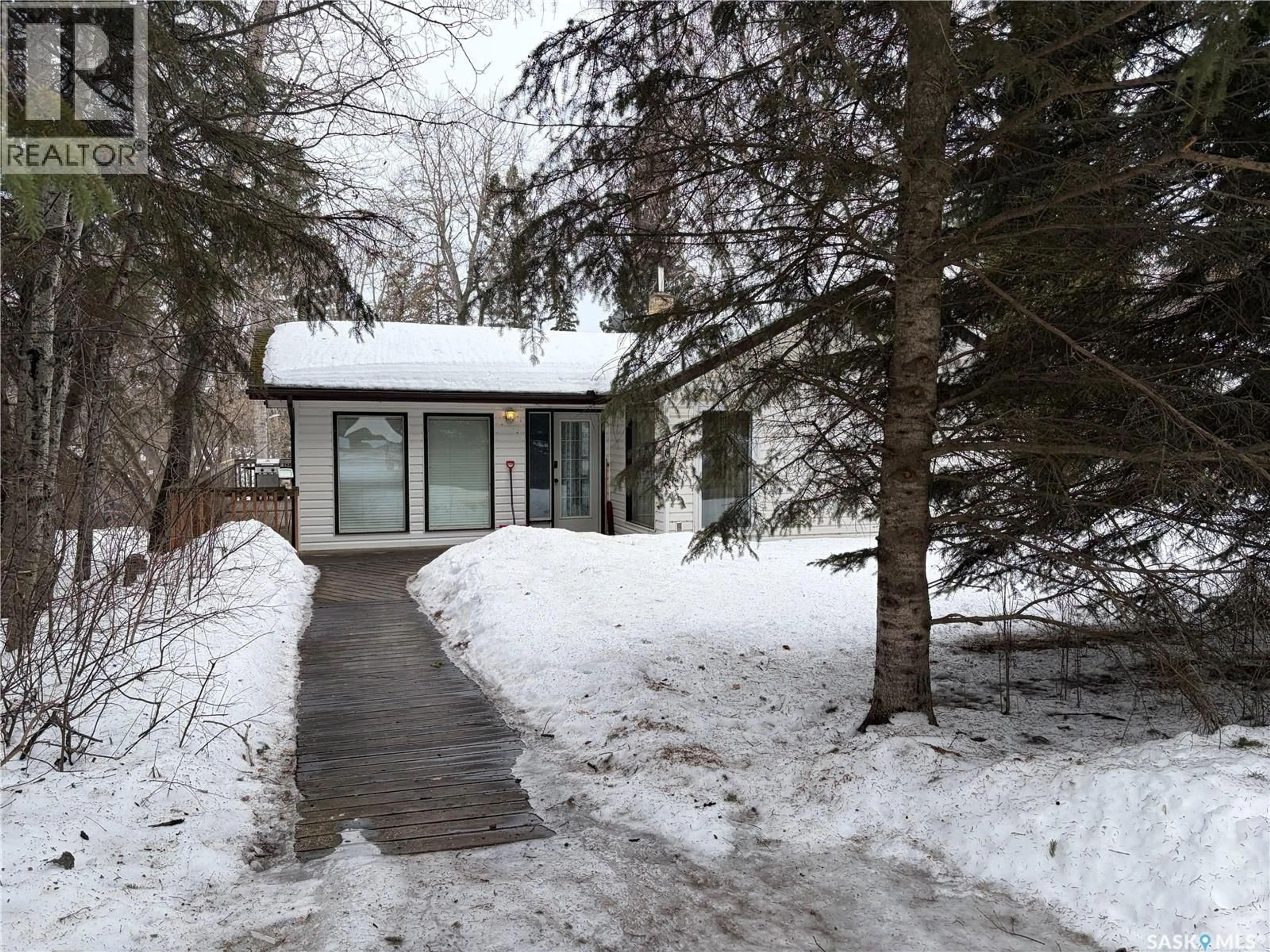 Indoor foyer for 330 1ST AVENUE, Big River Saskatchewan S0J0E0
