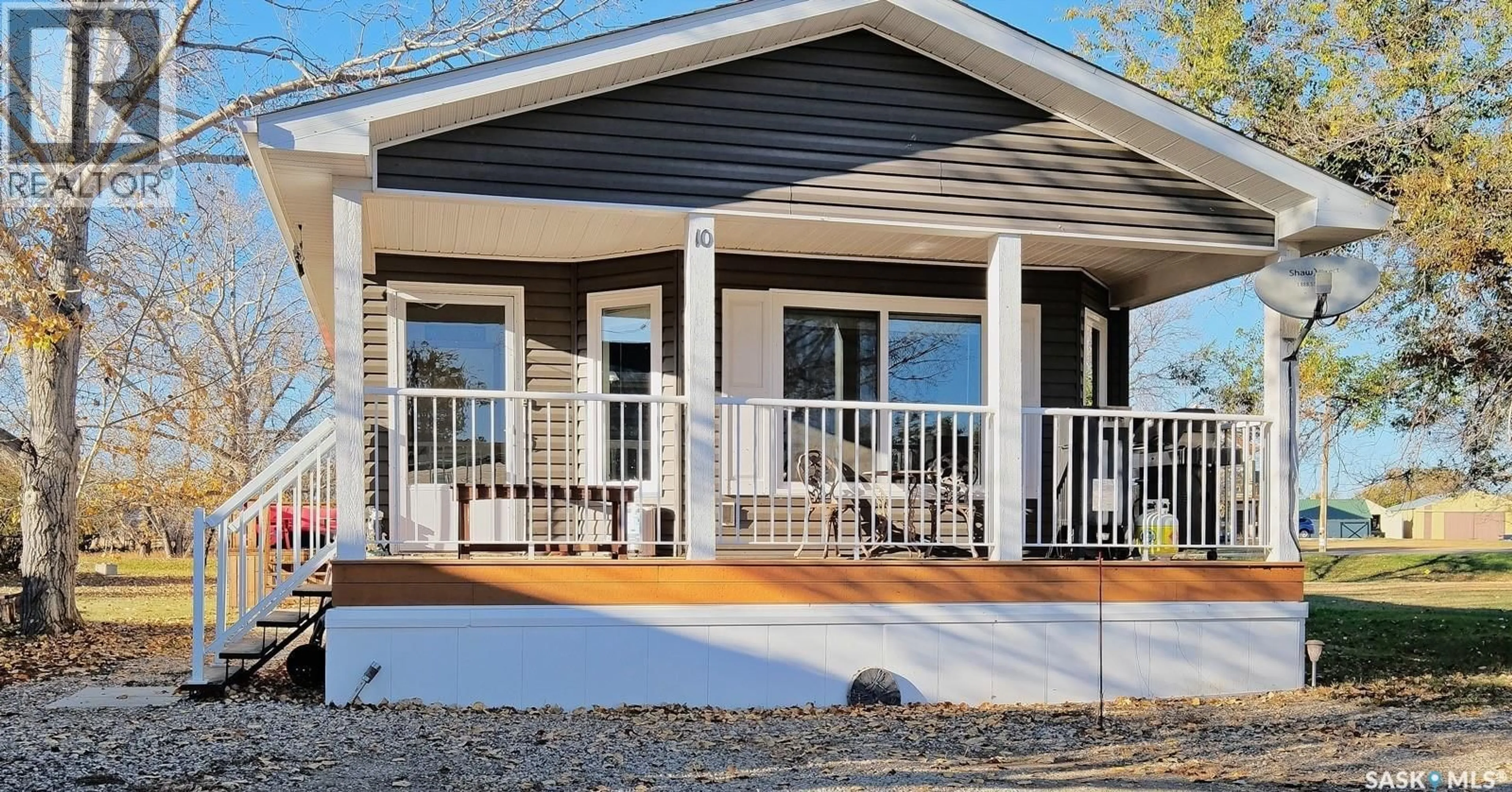 Home with vinyl exterior material, water/lake/river/ocean view for 10 PRAIRIE VIEW CRESCENT, Rosetown Saskatchewan S0L2V0