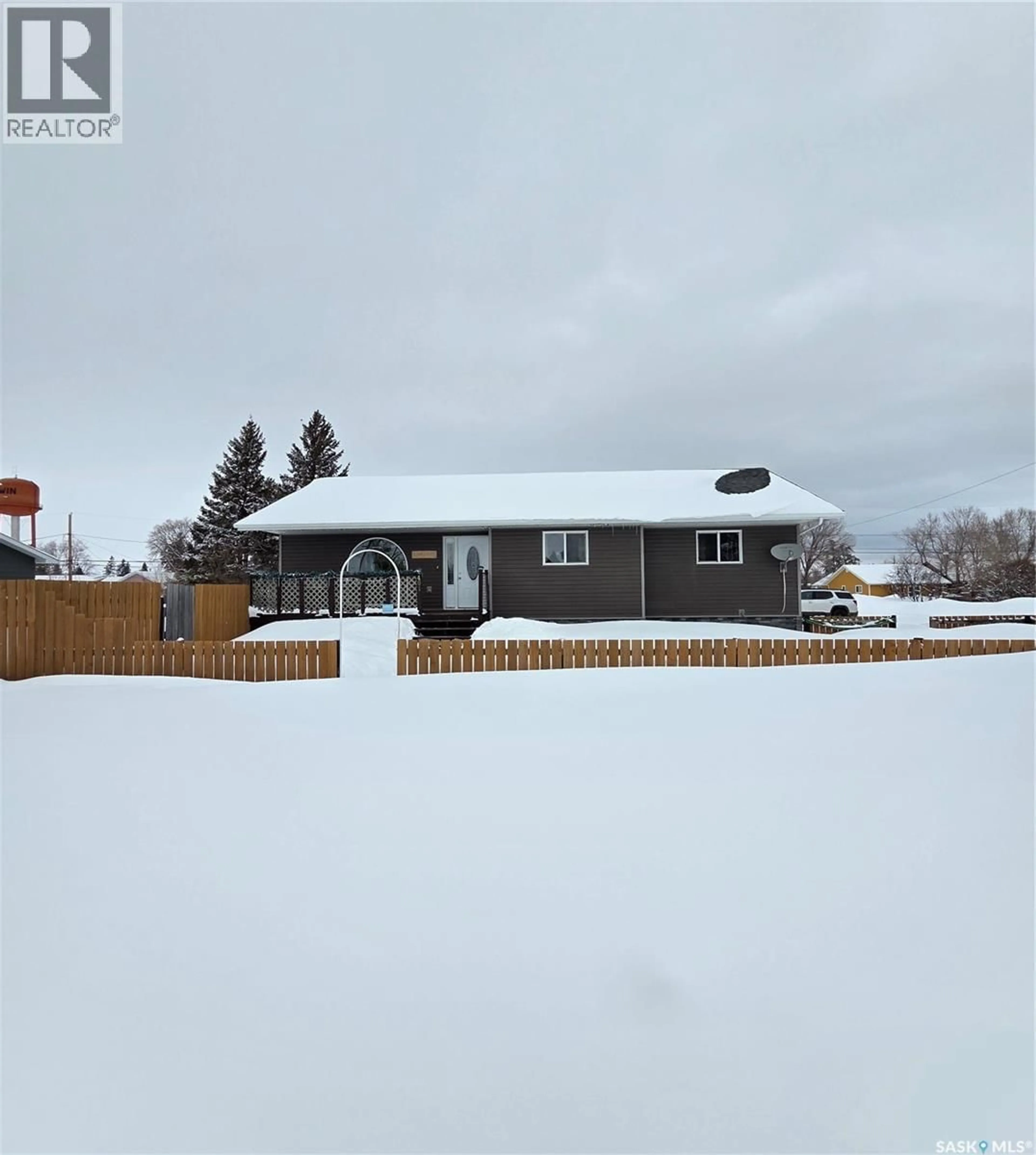 A pic from outside/outdoor area/front of a property/back of a property/a pic from drone, unknown for 401 6TH AVENUE, Nipawin Saskatchewan S0E1E0