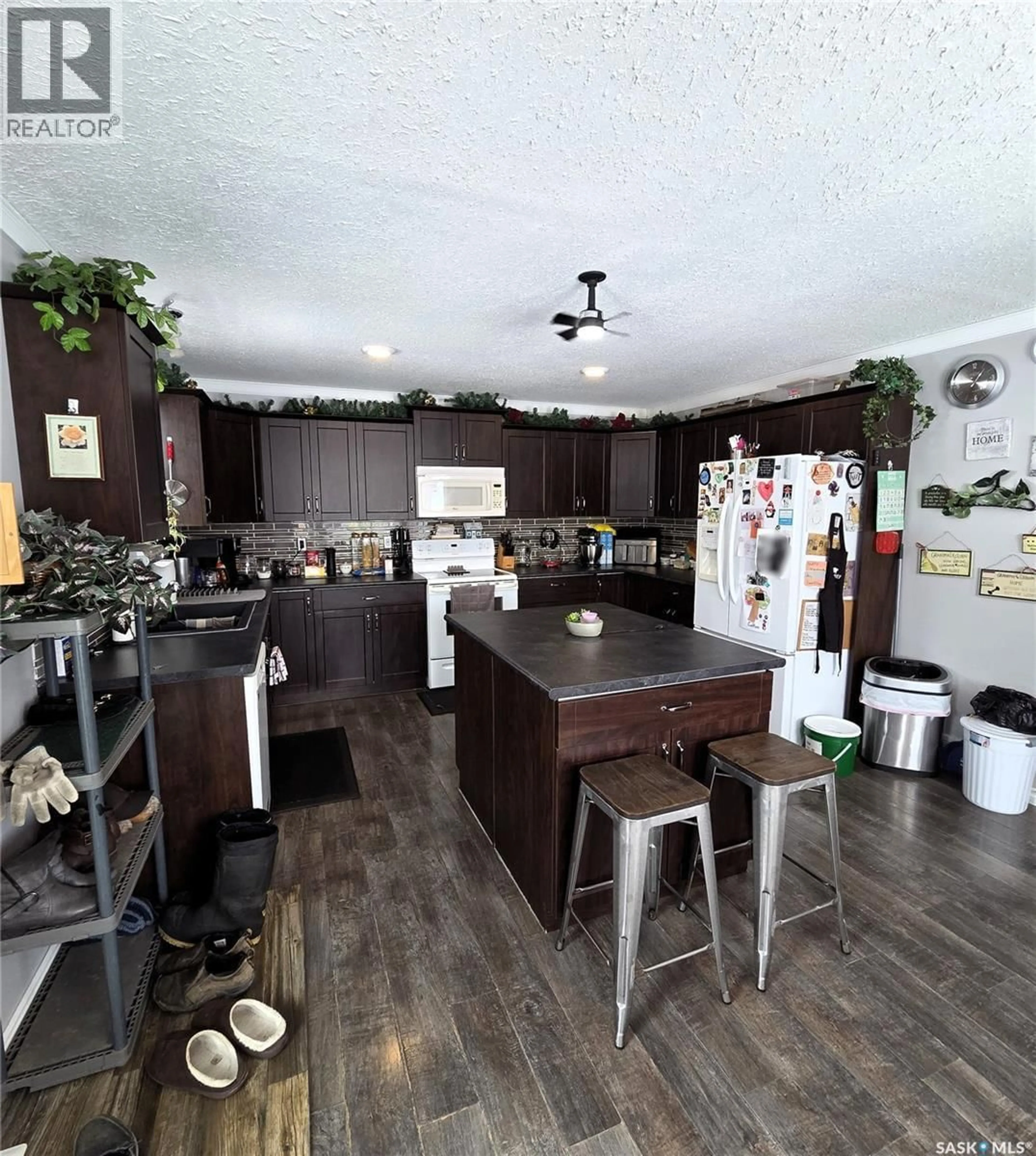 Open concept kitchen, unknown for 401 6TH AVENUE, Nipawin Saskatchewan S0E1E0