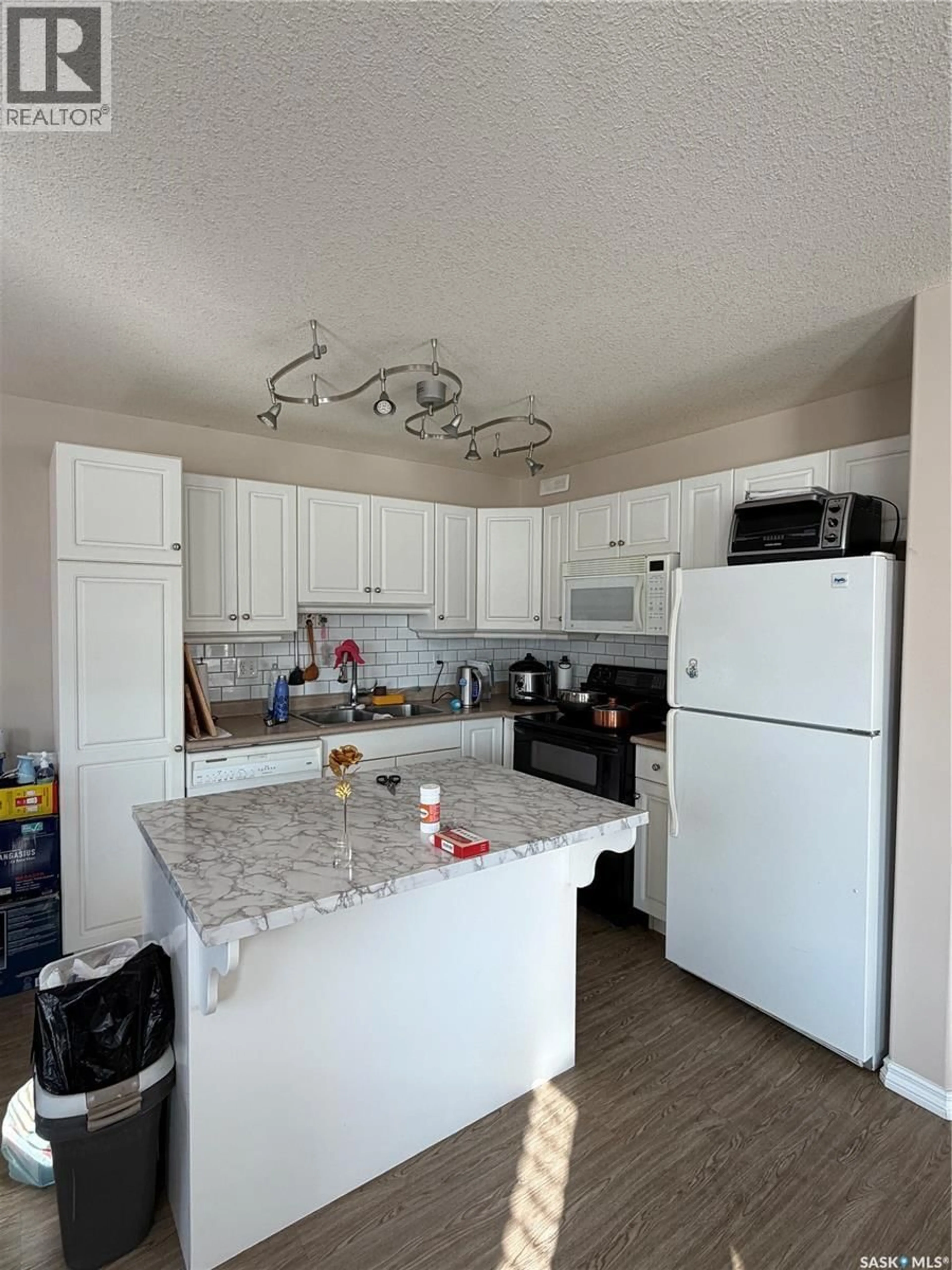 Standard kitchen, unknown for 80 103 BANYAN CRESCENT, Saskatoon Saskatchewan S7V1G4