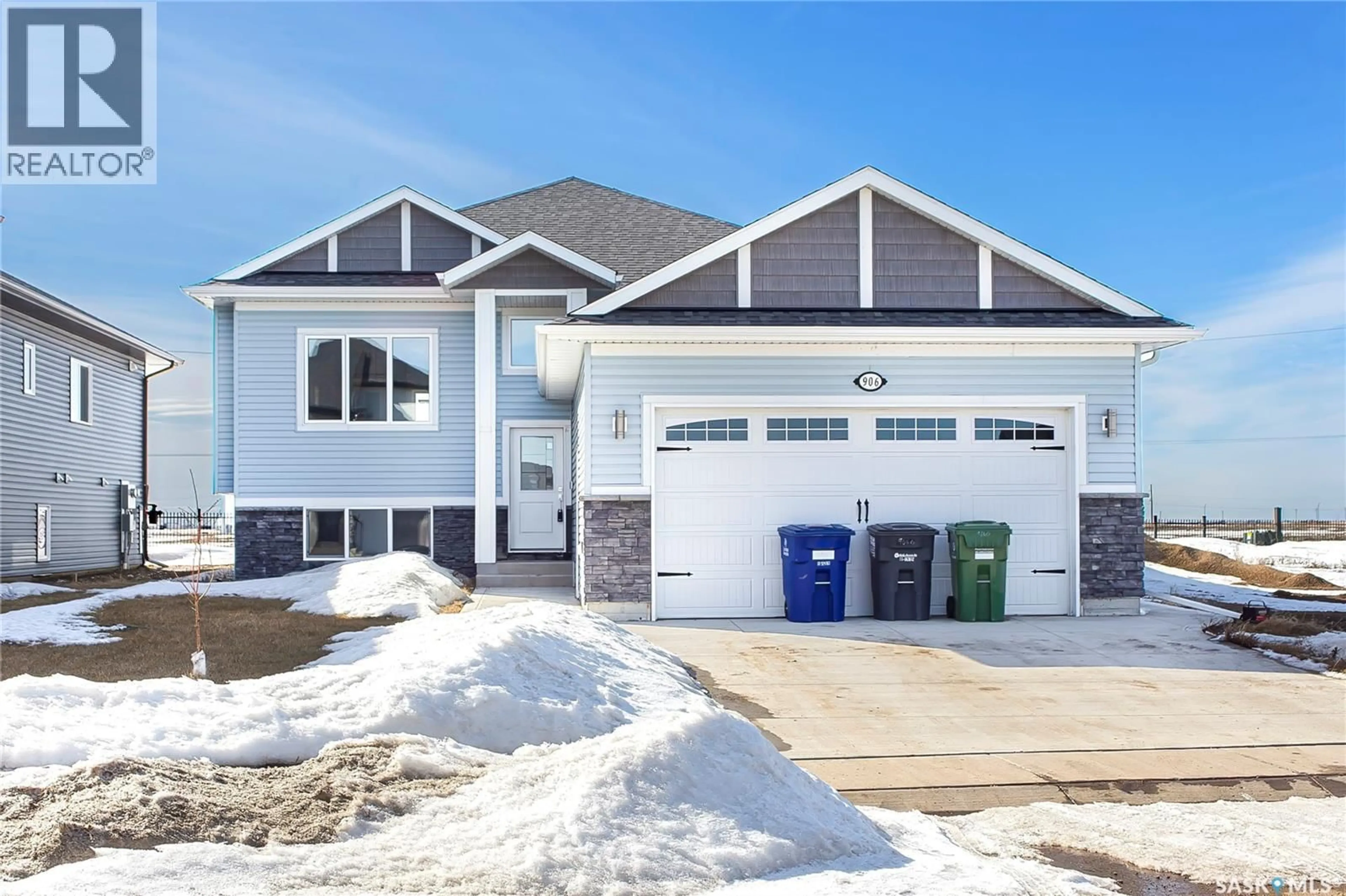 Home with vinyl exterior material, street for 906 BENTLEY MANOR, Saskatoon Saskatchewan S7L6P4