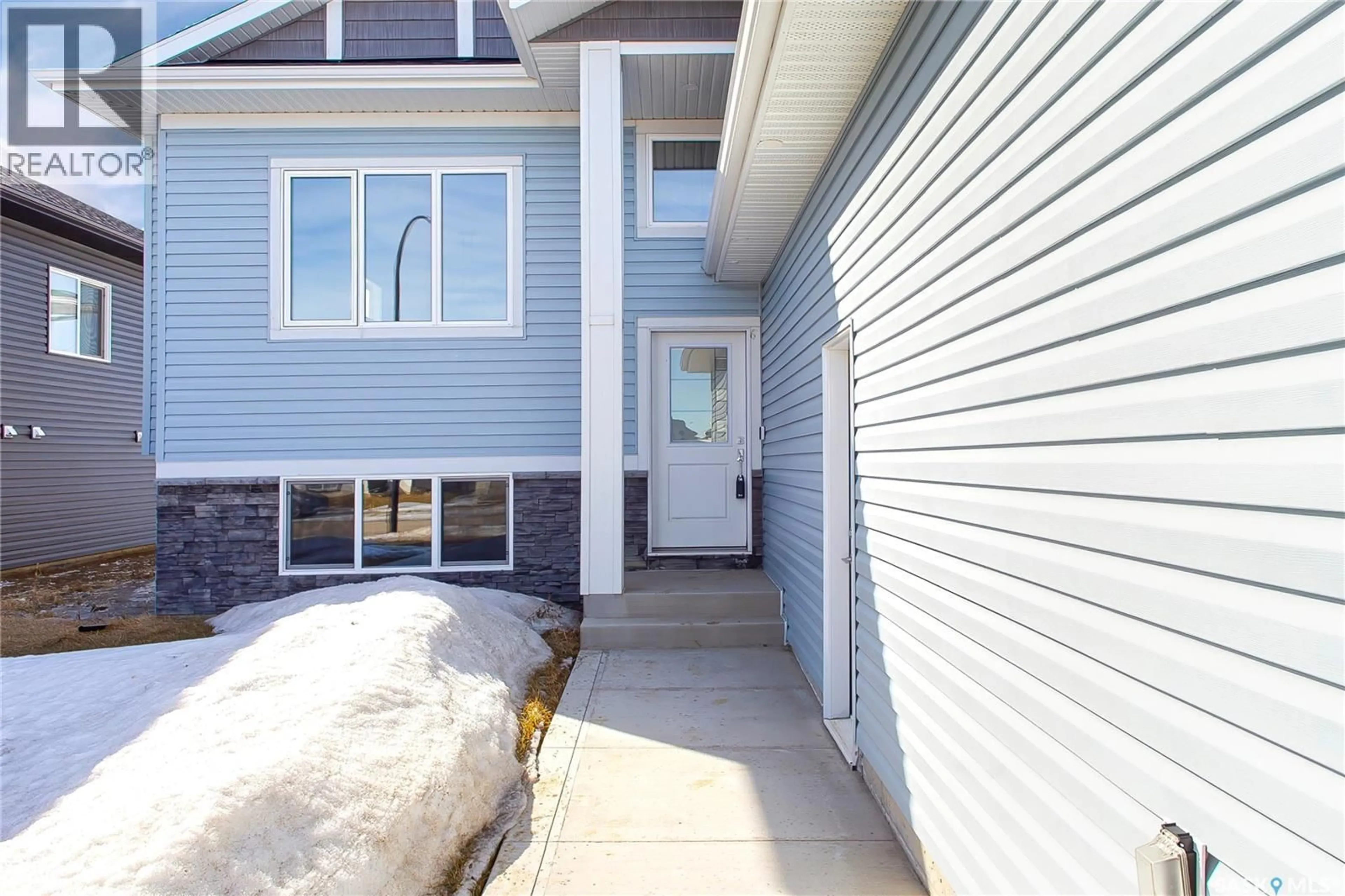 Home with vinyl exterior material, street for 906 BENTLEY MANOR, Saskatoon Saskatchewan S7L6P4