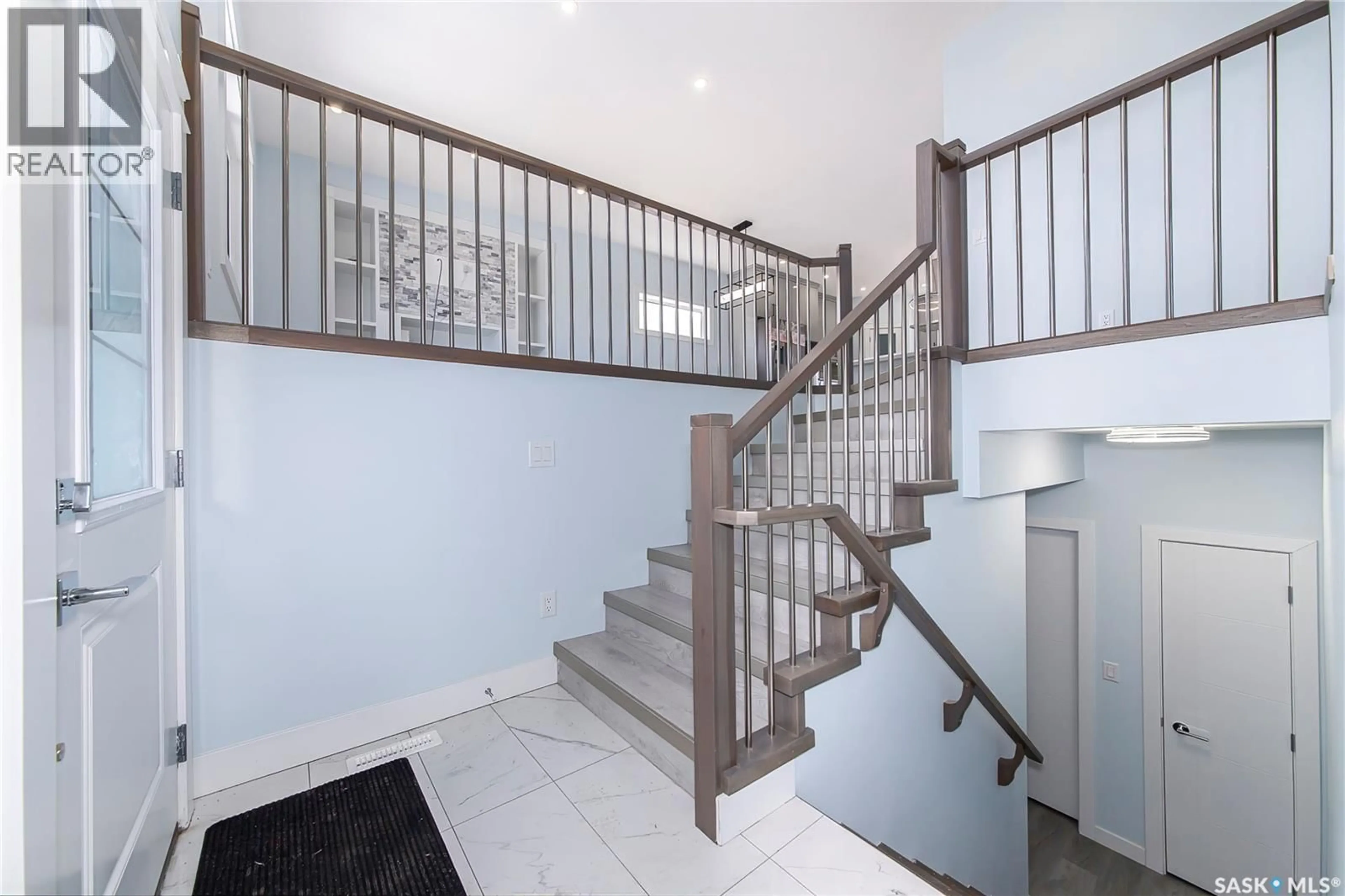 Stairs for 906 BENTLEY MANOR, Saskatoon Saskatchewan S7L6P4