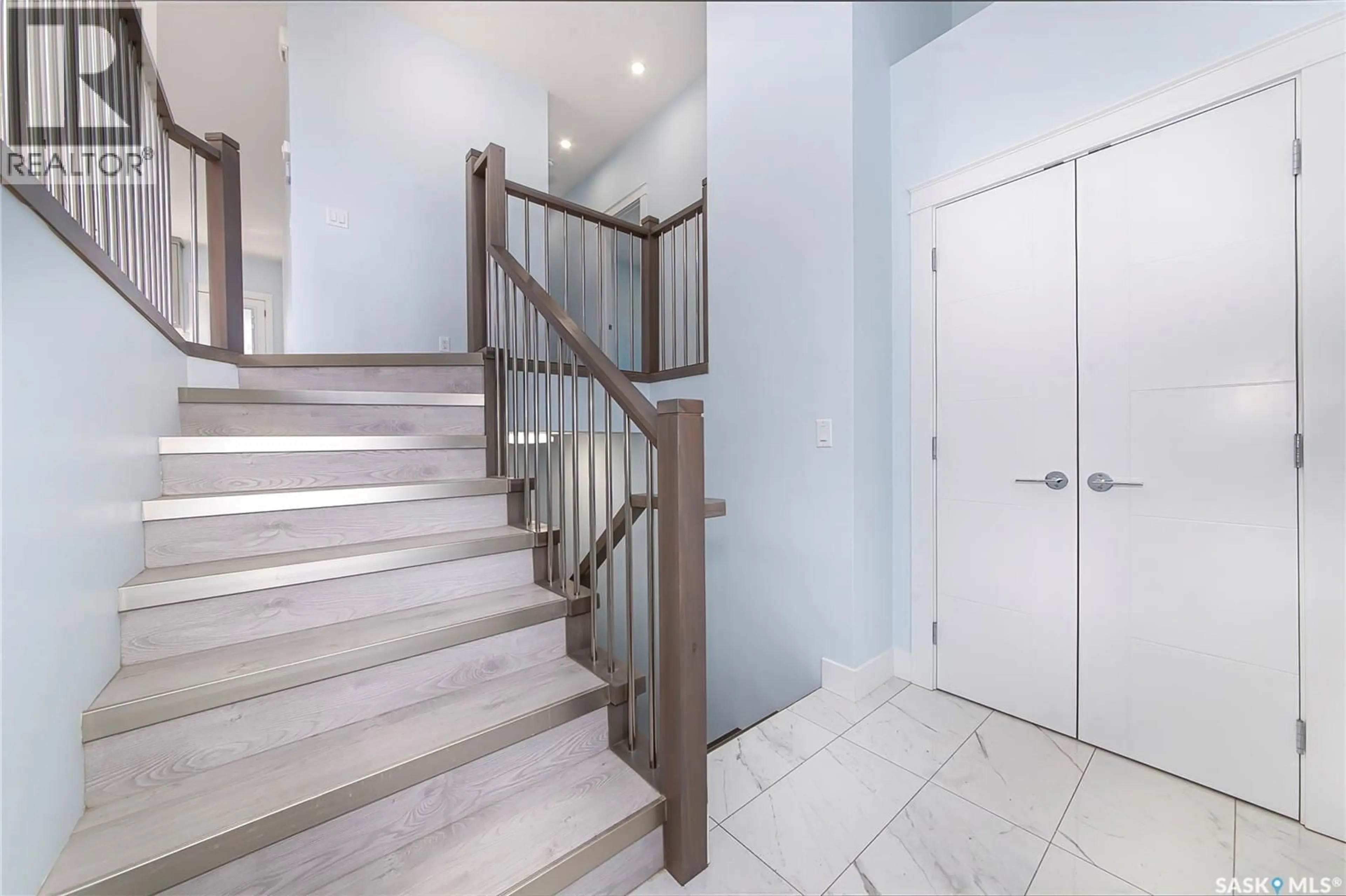 Stairs for 906 BENTLEY MANOR, Saskatoon Saskatchewan S7L6P4