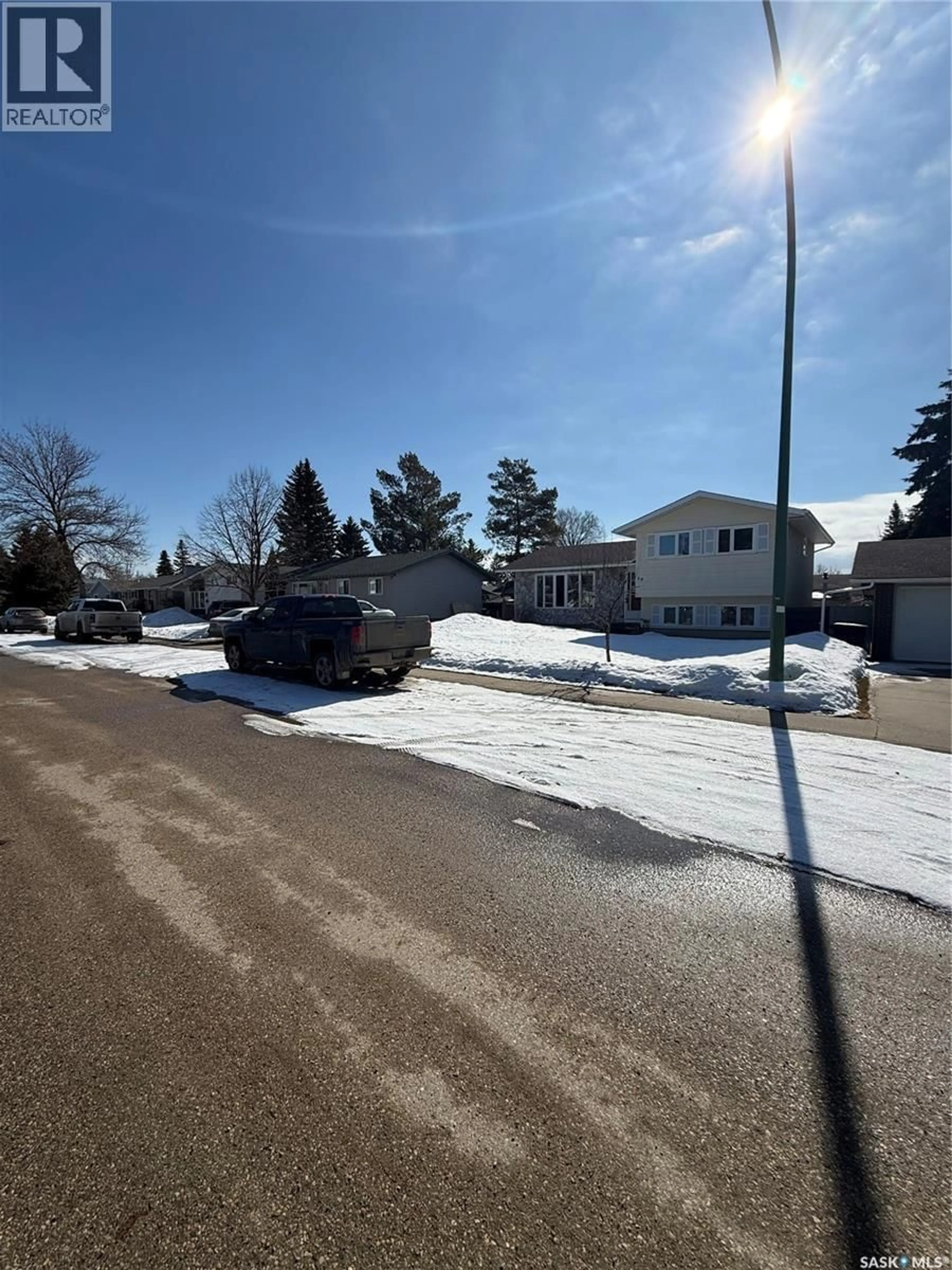 A pic from outside/outdoor area/front of a property/back of a property/a pic from drone, street for 59 MCDOUGALL CRESCENT, Saskatoon Saskatchewan S7L5B9