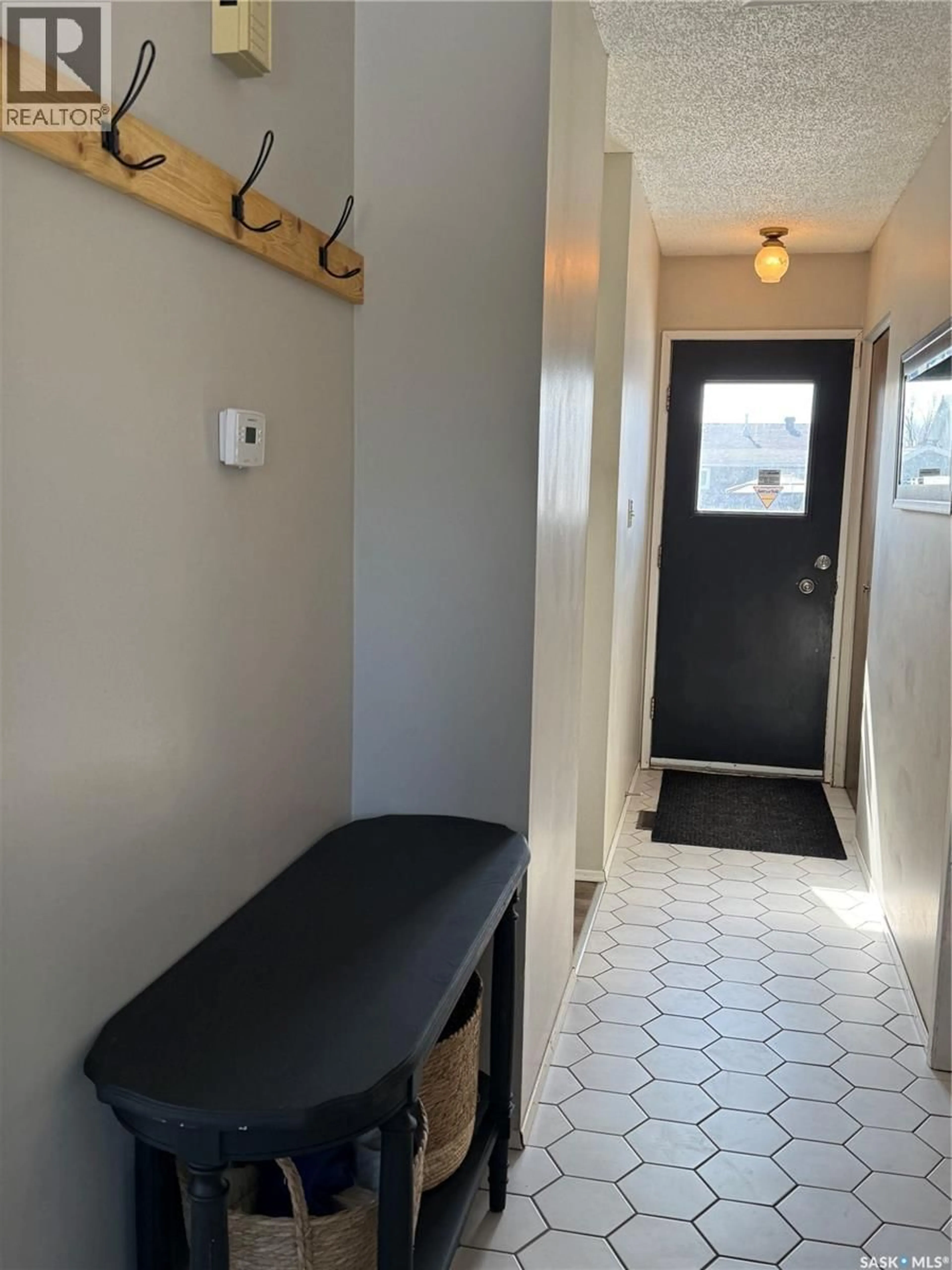 Indoor entryway for 59 MCDOUGALL CRESCENT, Saskatoon Saskatchewan S7L5B9