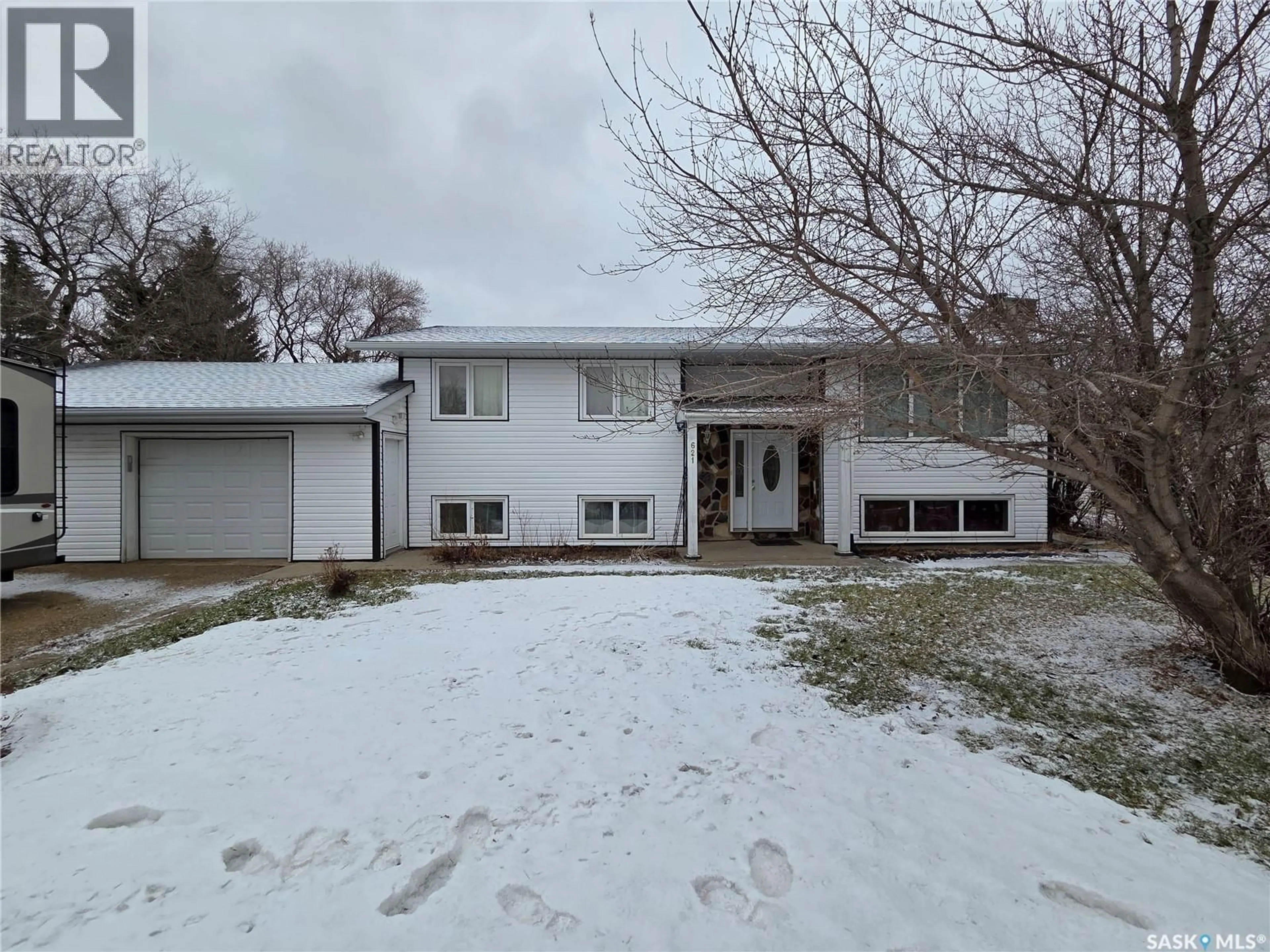 A pic from outside/outdoor area/front of a property/back of a property/a pic from drone, street for 621 MCCALL STREET, Oxbow Saskatchewan S0C2B0