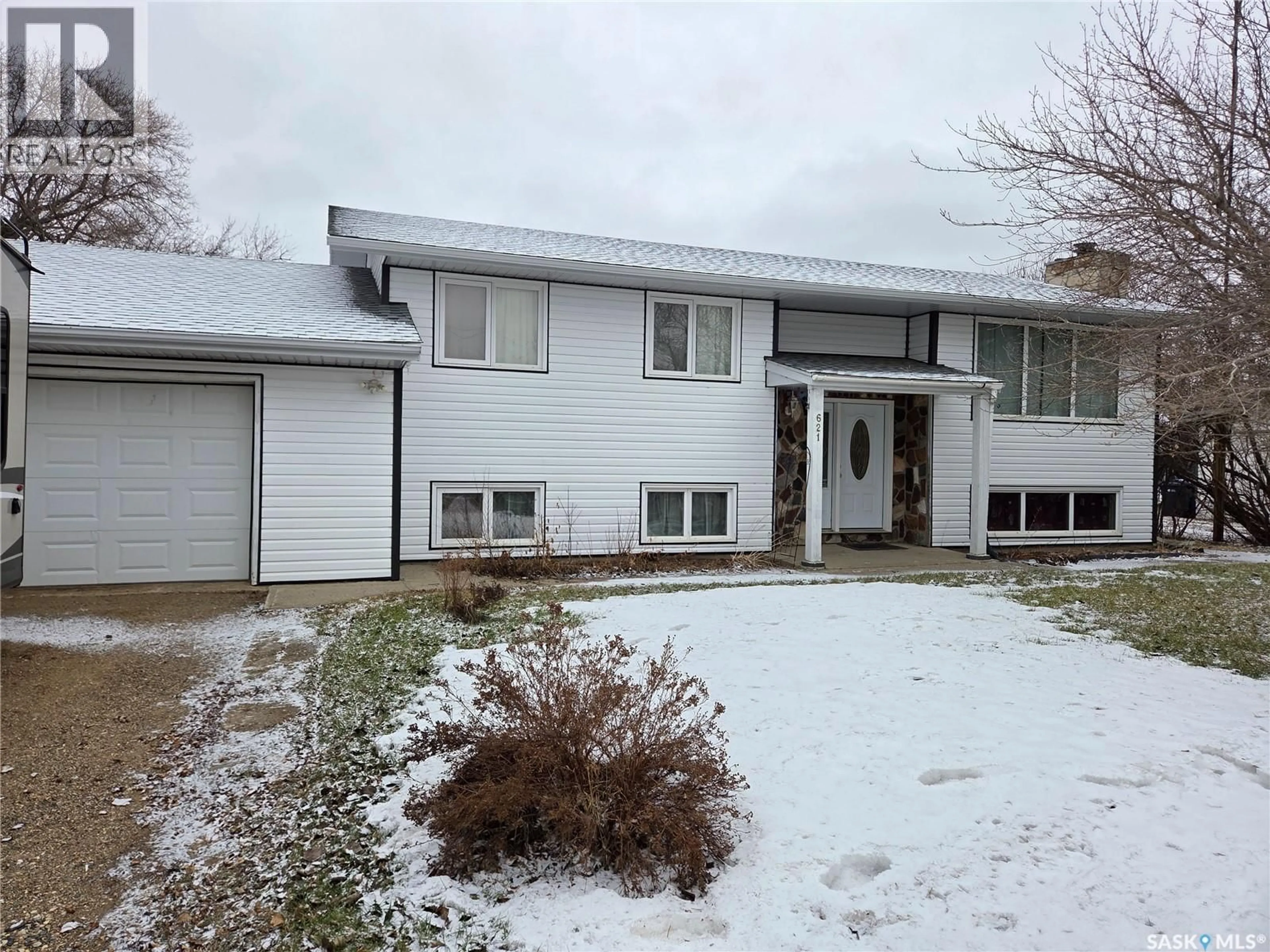 Home with vinyl exterior material, street for 621 MCCALL STREET, Oxbow Saskatchewan S0C2B0