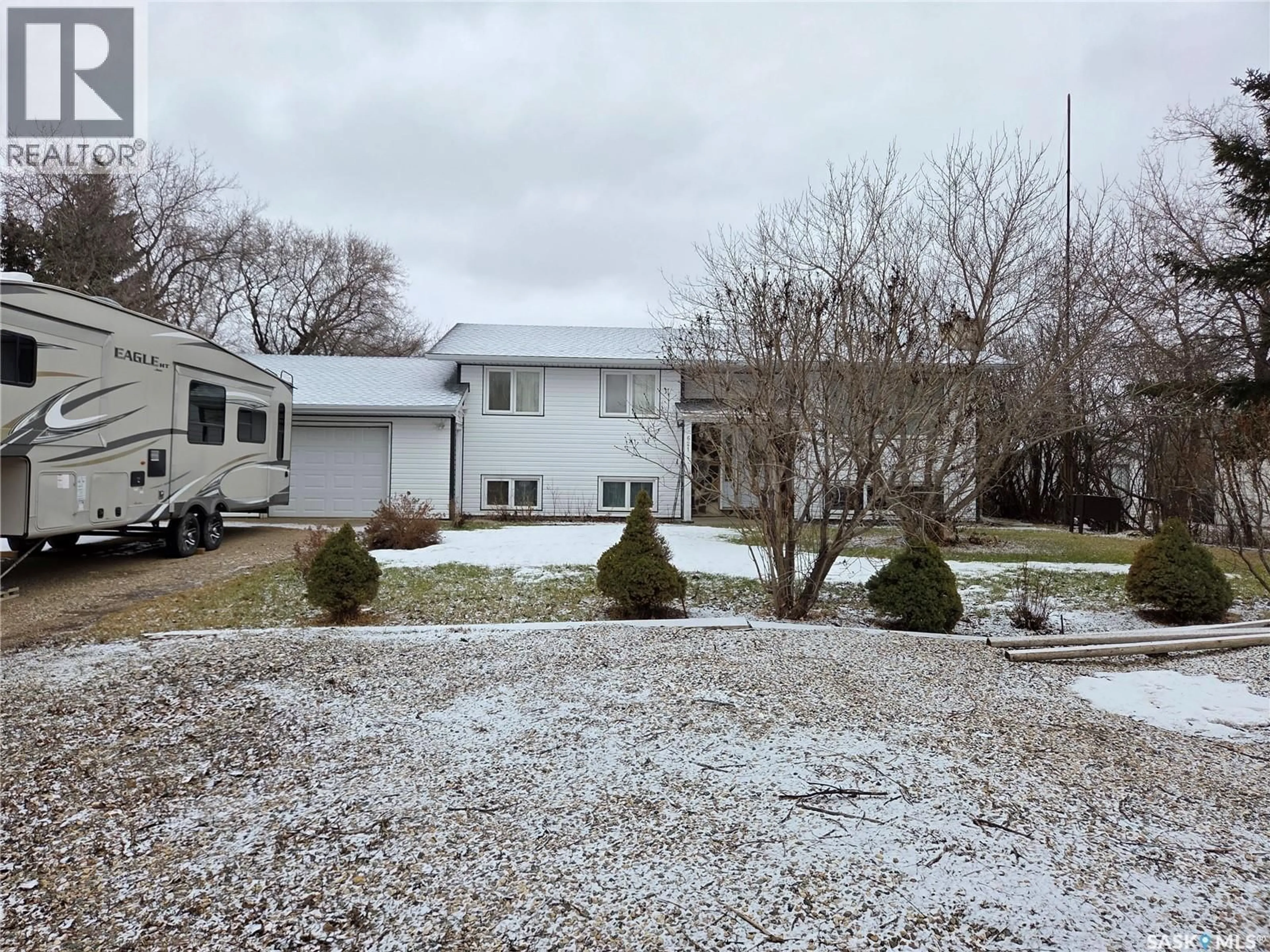 A pic from outside/outdoor area/front of a property/back of a property/a pic from drone, street for 621 MCCALL STREET, Oxbow Saskatchewan S0C2B0