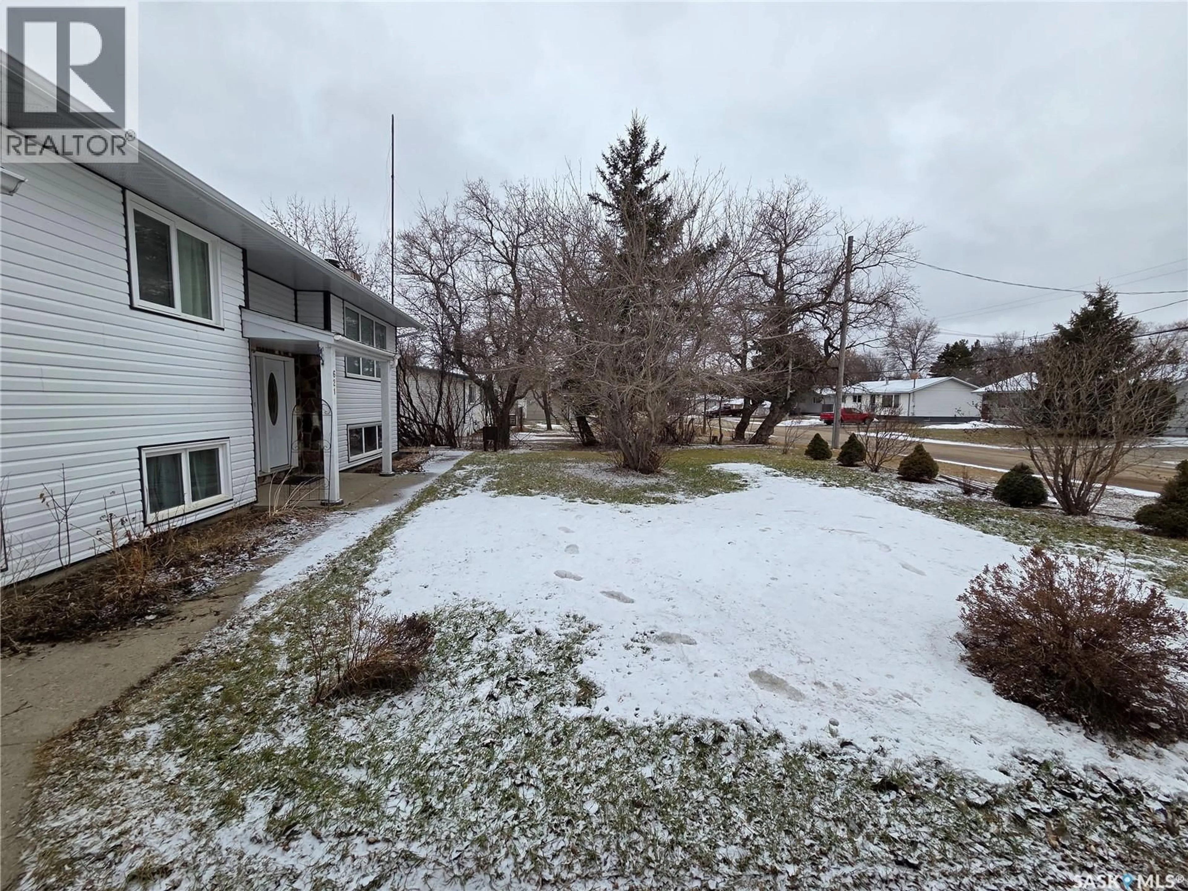 A pic from outside/outdoor area/front of a property/back of a property/a pic from drone, unknown for 621 MCCALL STREET, Oxbow Saskatchewan S0C2B0