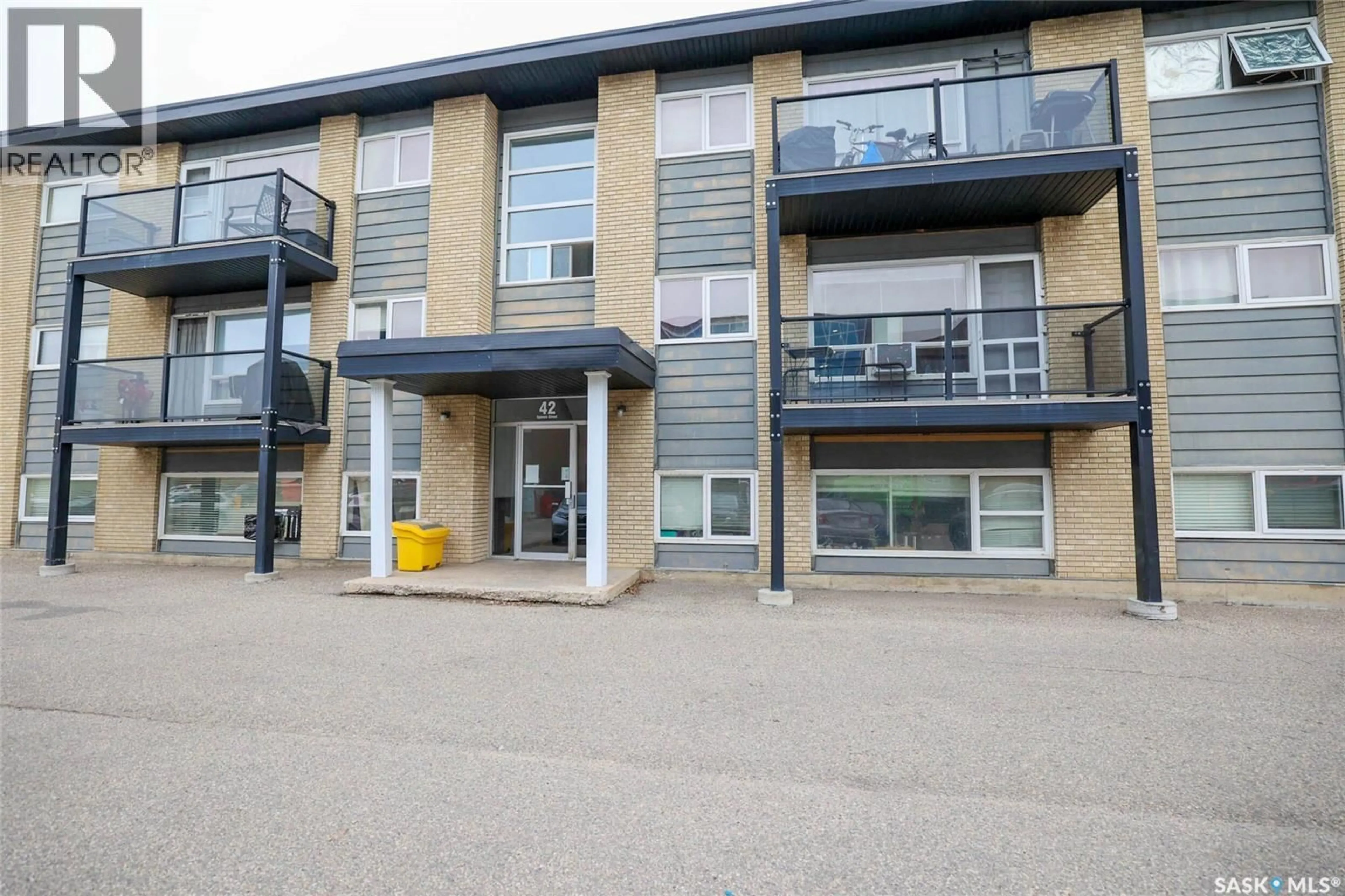 Patio, building for 34 42 SPENCE STREET, Regina Saskatchewan S4S4H4