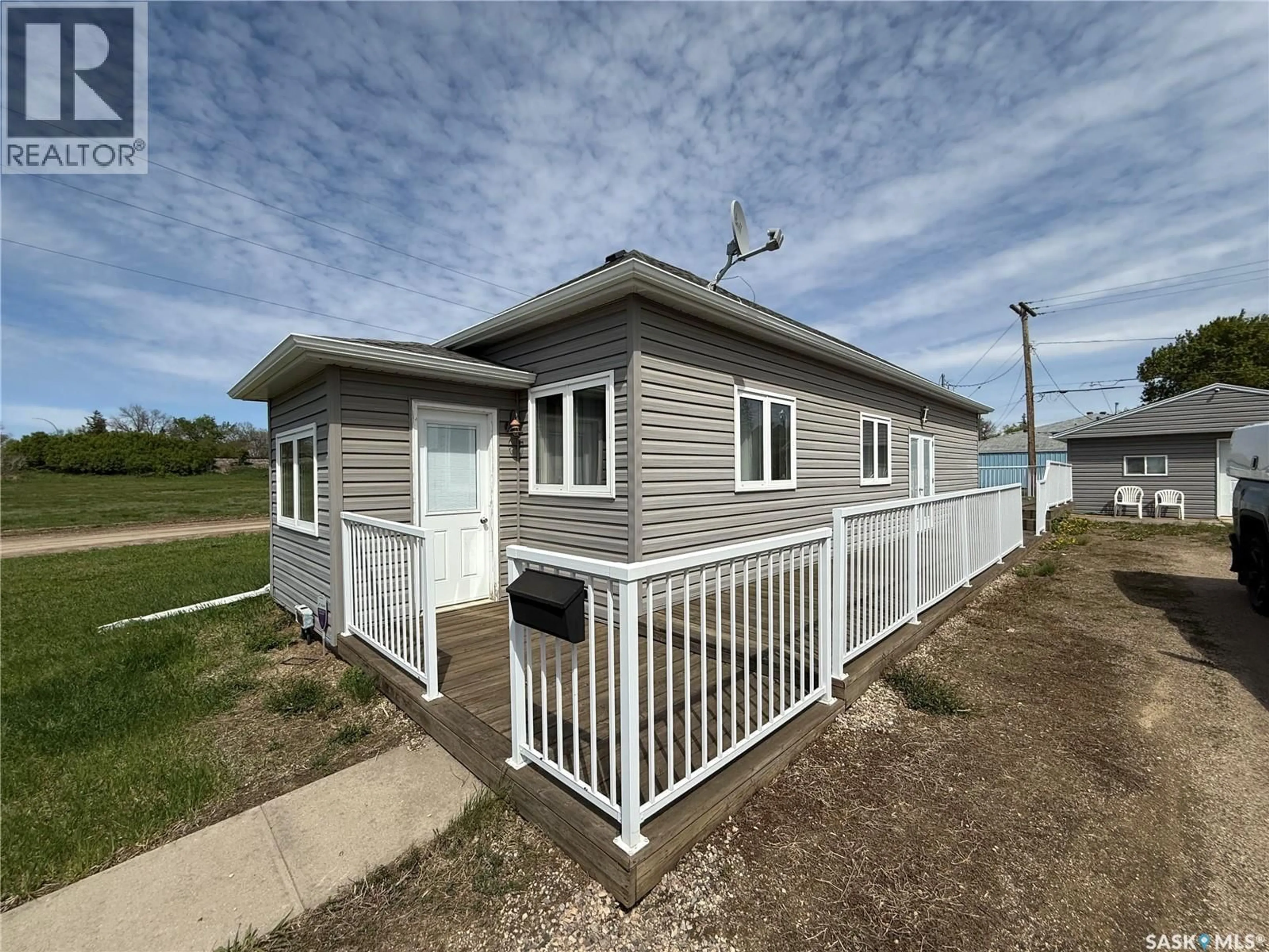 Home with vinyl exterior material, building for 2009 CONNAUGHT STREET, Regina Saskatchewan S4T4T8