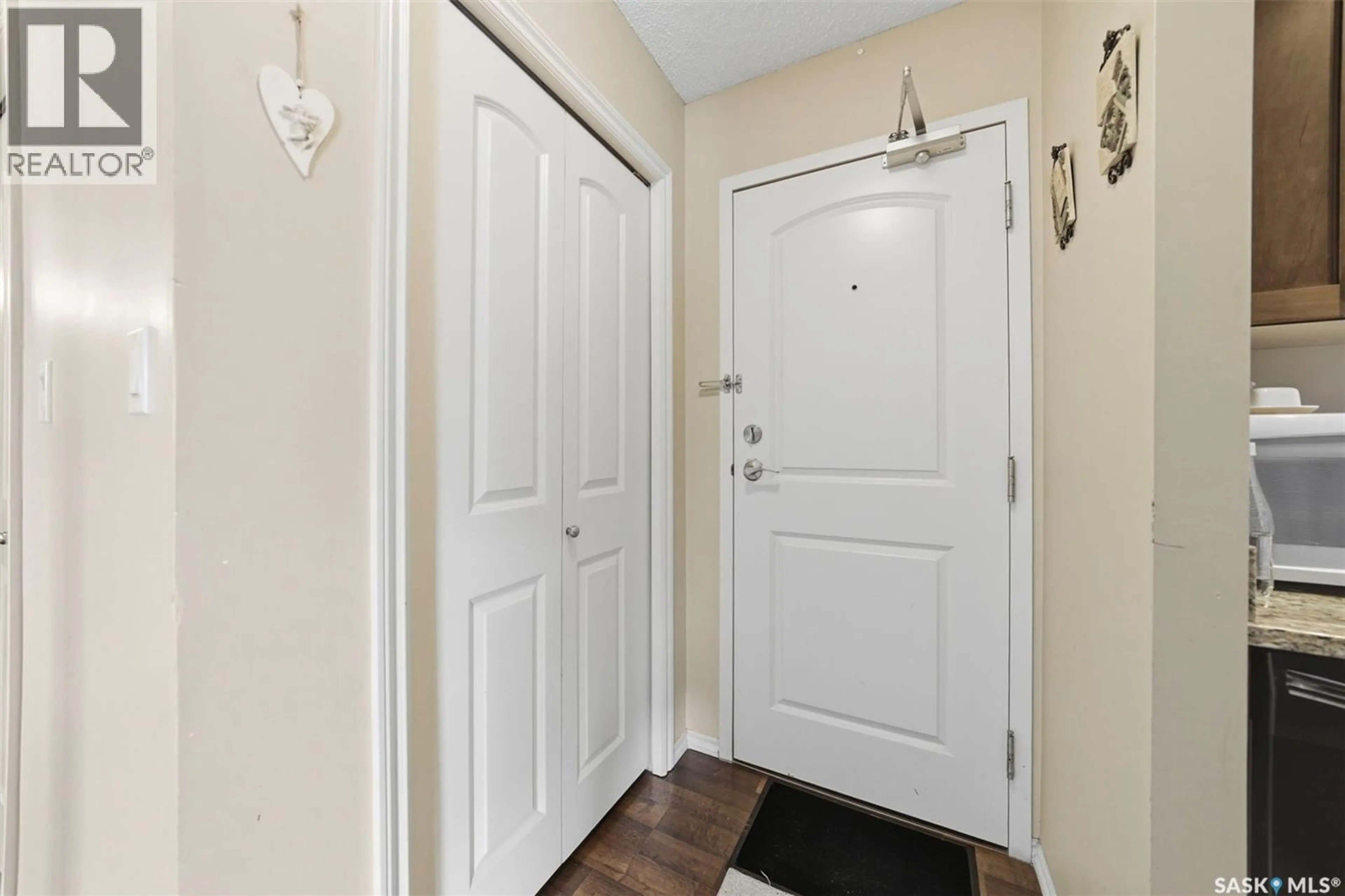 Indoor entryway for 307 258 PINEHOUSE DRIVE, Saskatoon Saskatchewan S7K4X1