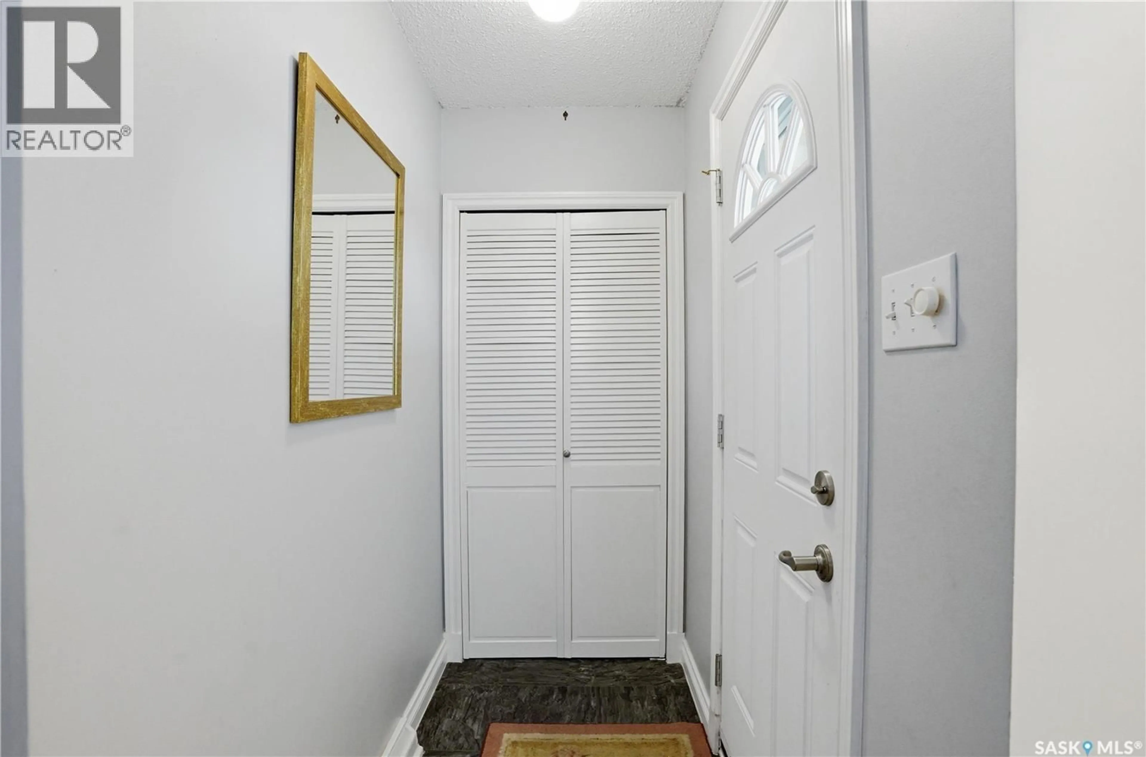 Indoor entryway for 50 MORRIS DRIVE, Saskatoon Saskatchewan S7L3T9