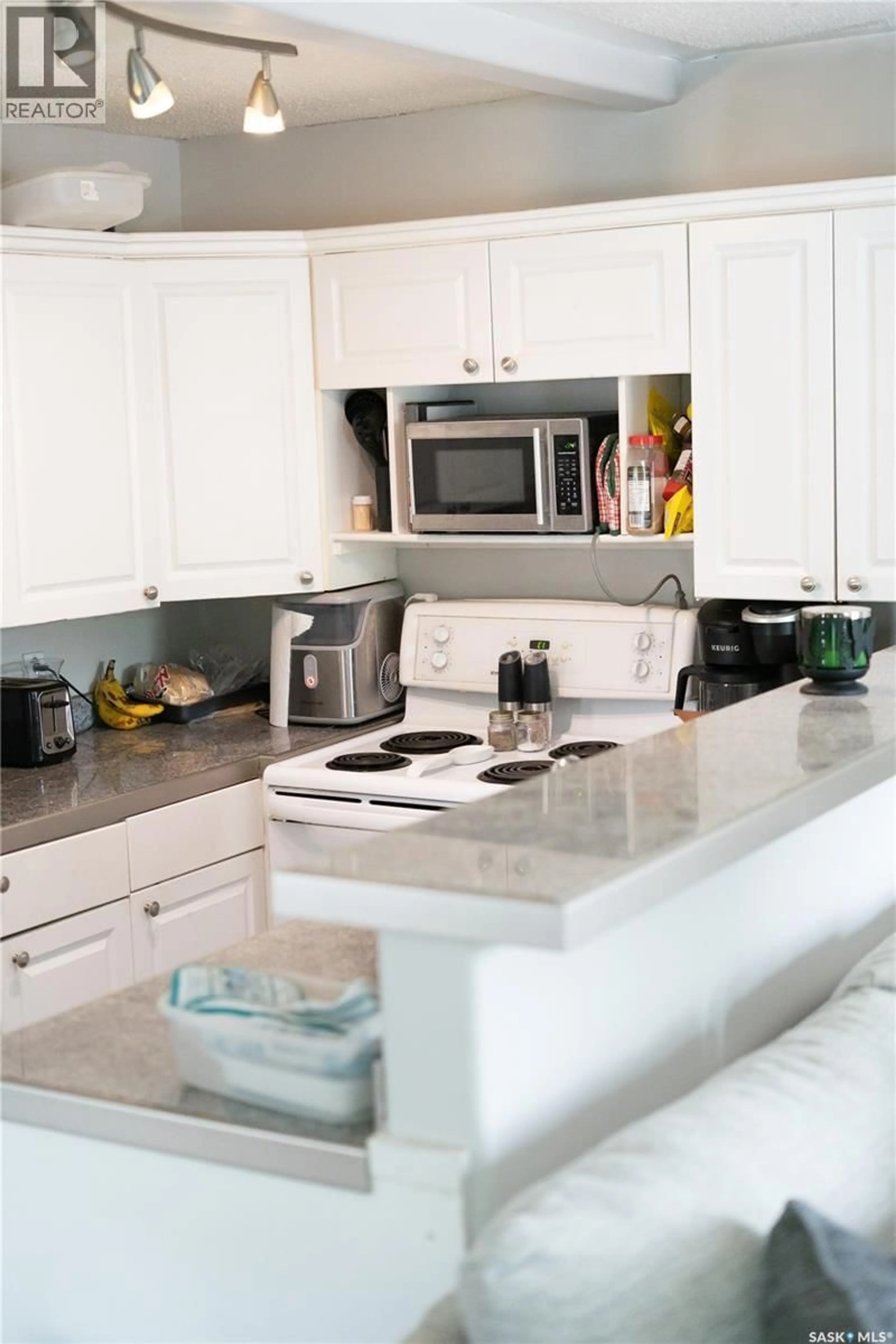 Contemporary kitchen, ceramic/tile floor for 2070 REYNOLDS STREET, Regina Saskatchewan S4N3M8