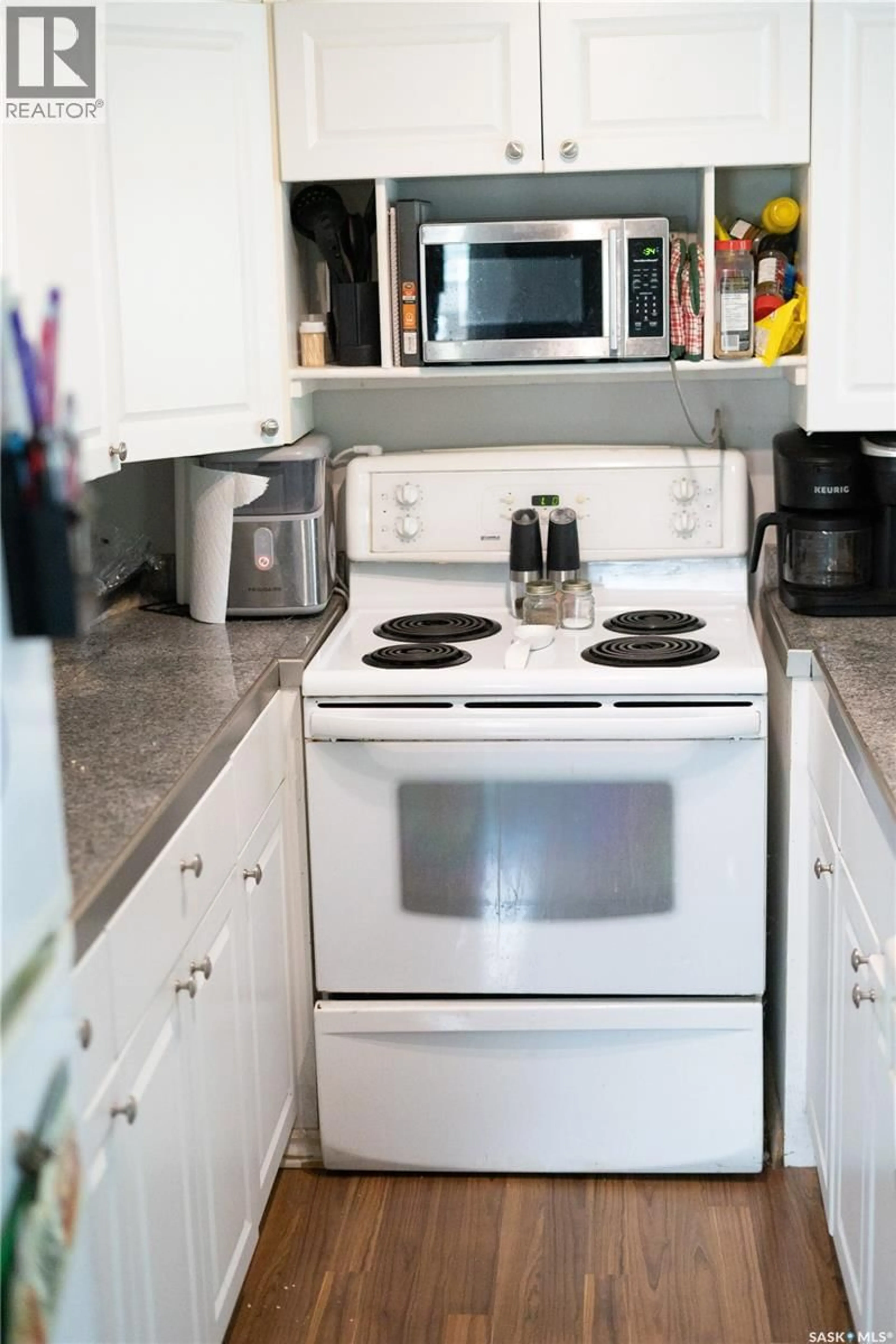 Standard kitchen, unknown for 2070 REYNOLDS STREET, Regina Saskatchewan S4N3M8