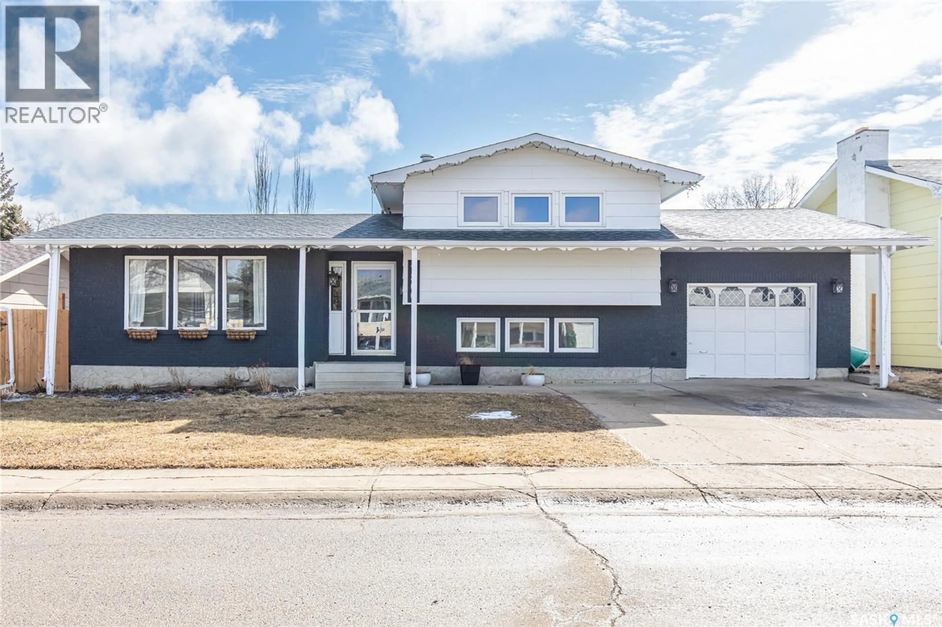 Home with vinyl exterior material, street for 1266 MAYBERY CRESCENT, Moose Jaw Saskatchewan S6H7B4
