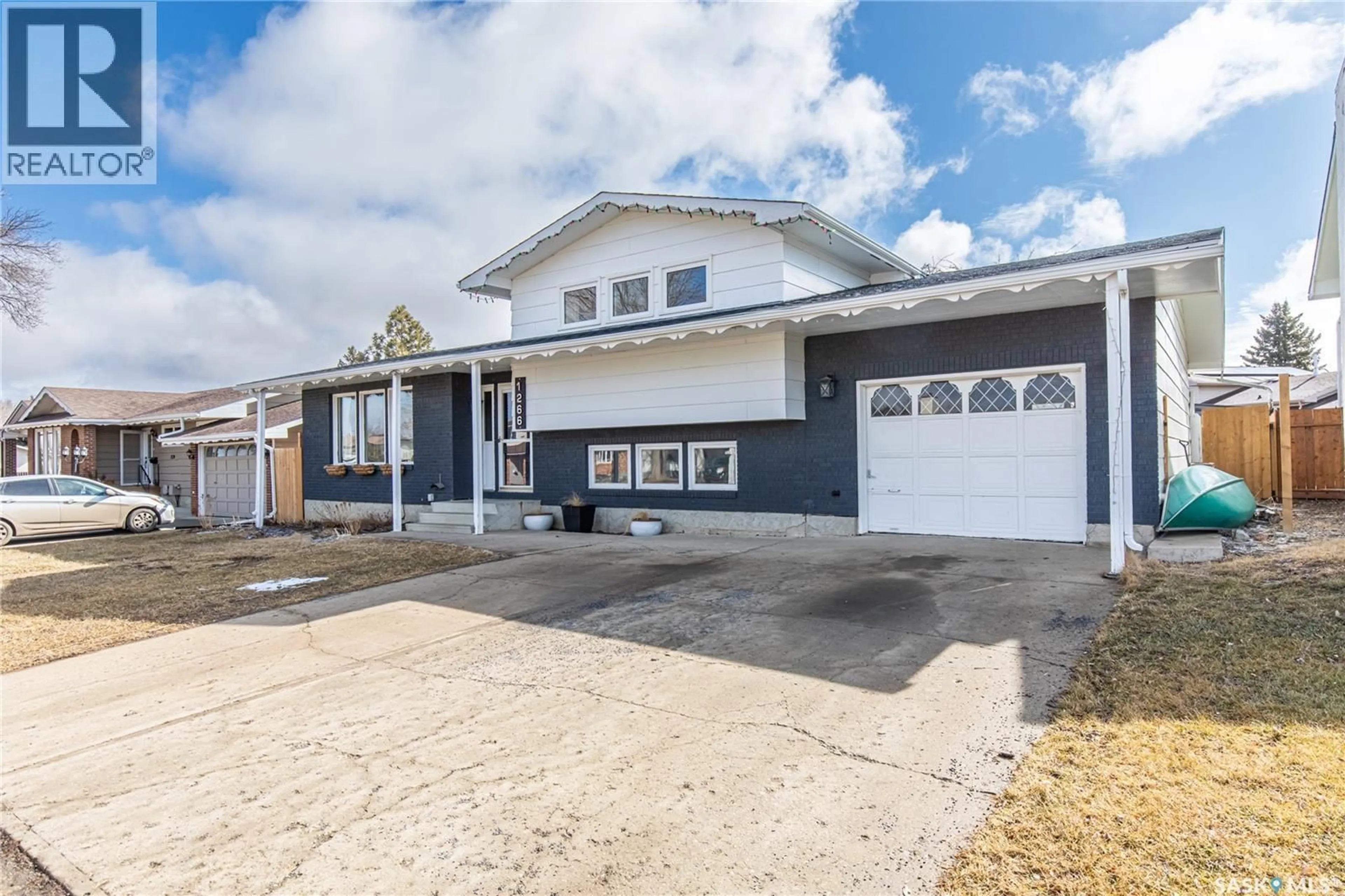 Home with vinyl exterior material, street for 1266 MAYBERY CRESCENT, Moose Jaw Saskatchewan S6H7B4