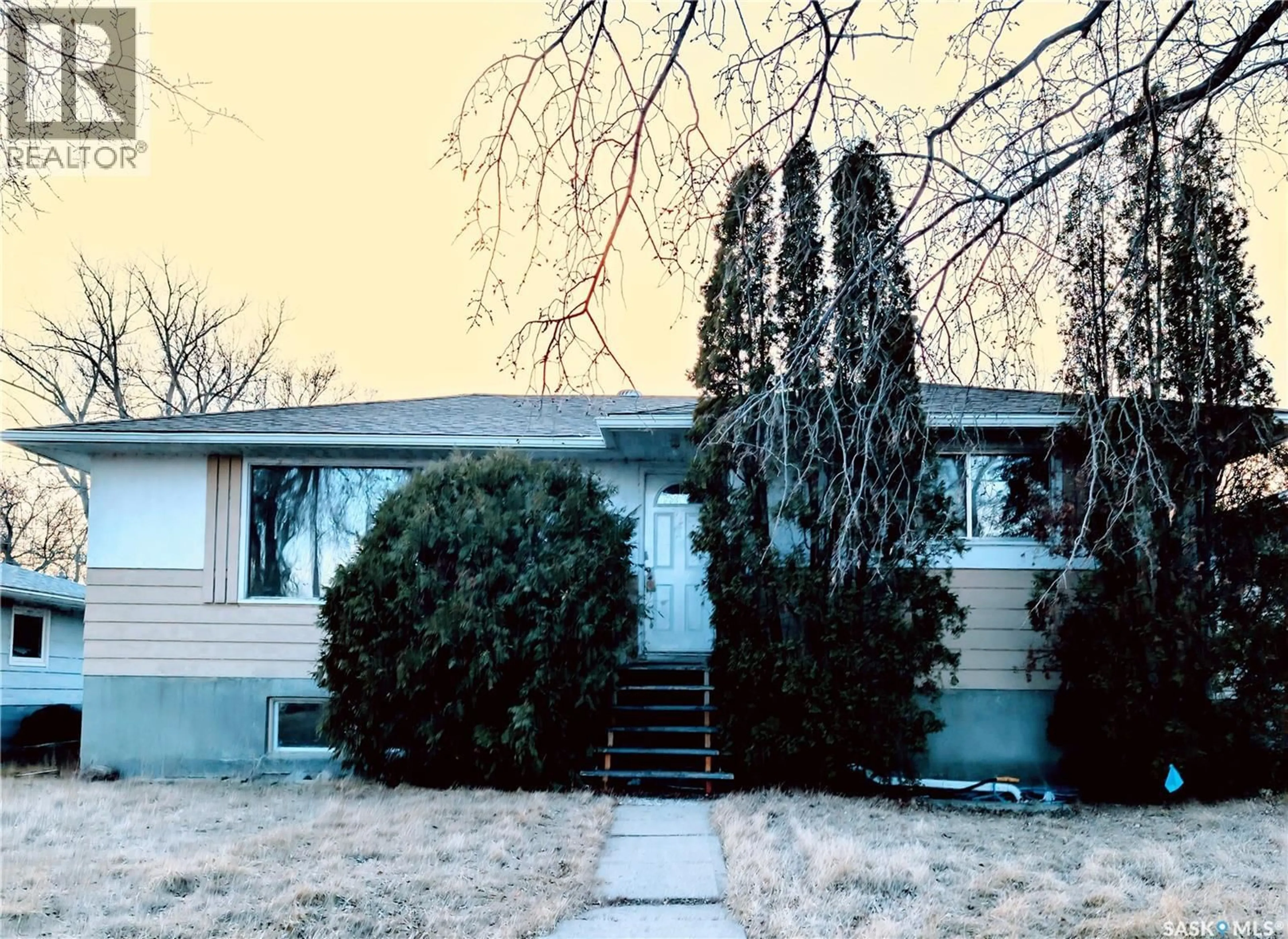 Home with vinyl exterior material, street for 448 6TH AVENUE, Swift Current Saskatchewan S9H0Y3