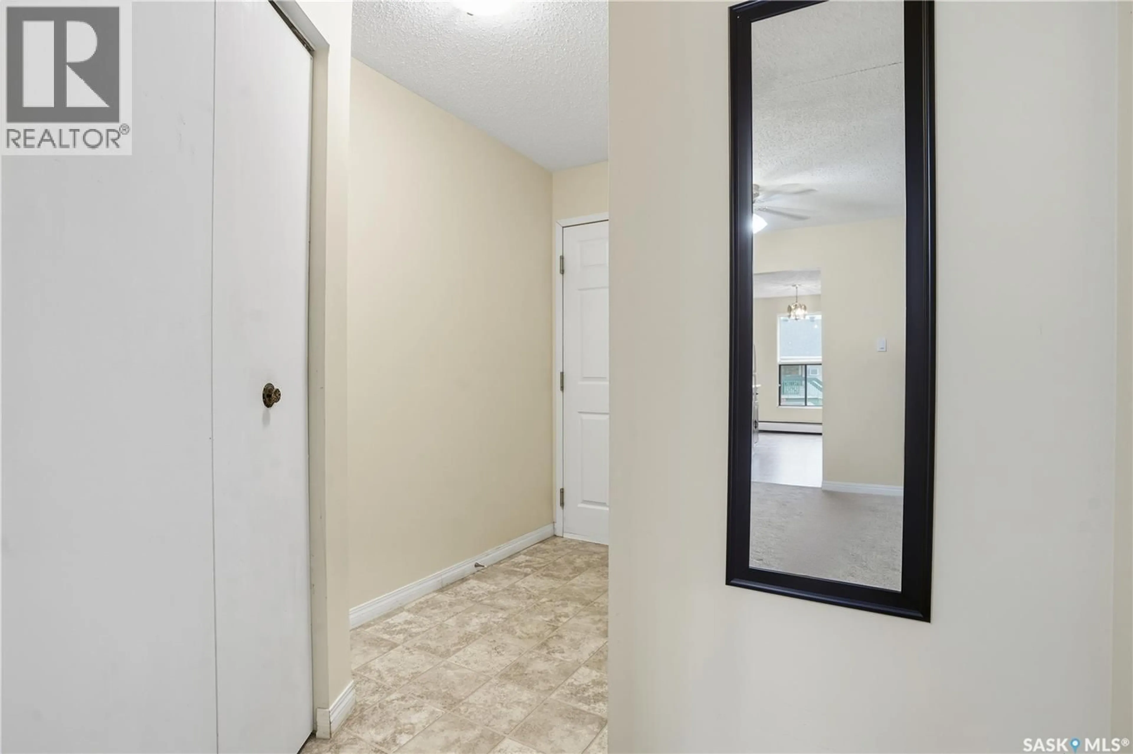 Indoor entryway for 206 34 NOLLET AVENUE, Regina Saskatchewan S4T7P9