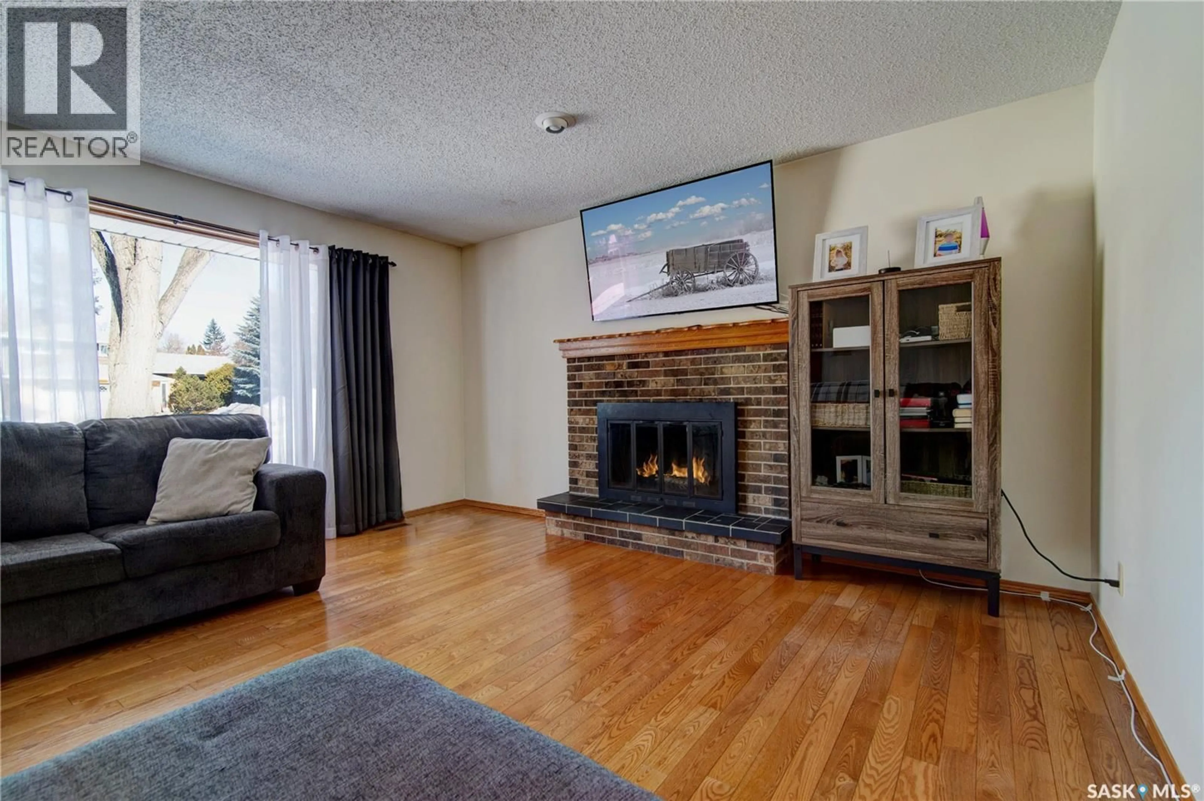 Living room with furniture, wood/laminate floor for 31 CROSSLEY BAY, Regina Saskatchewan S4R7C2