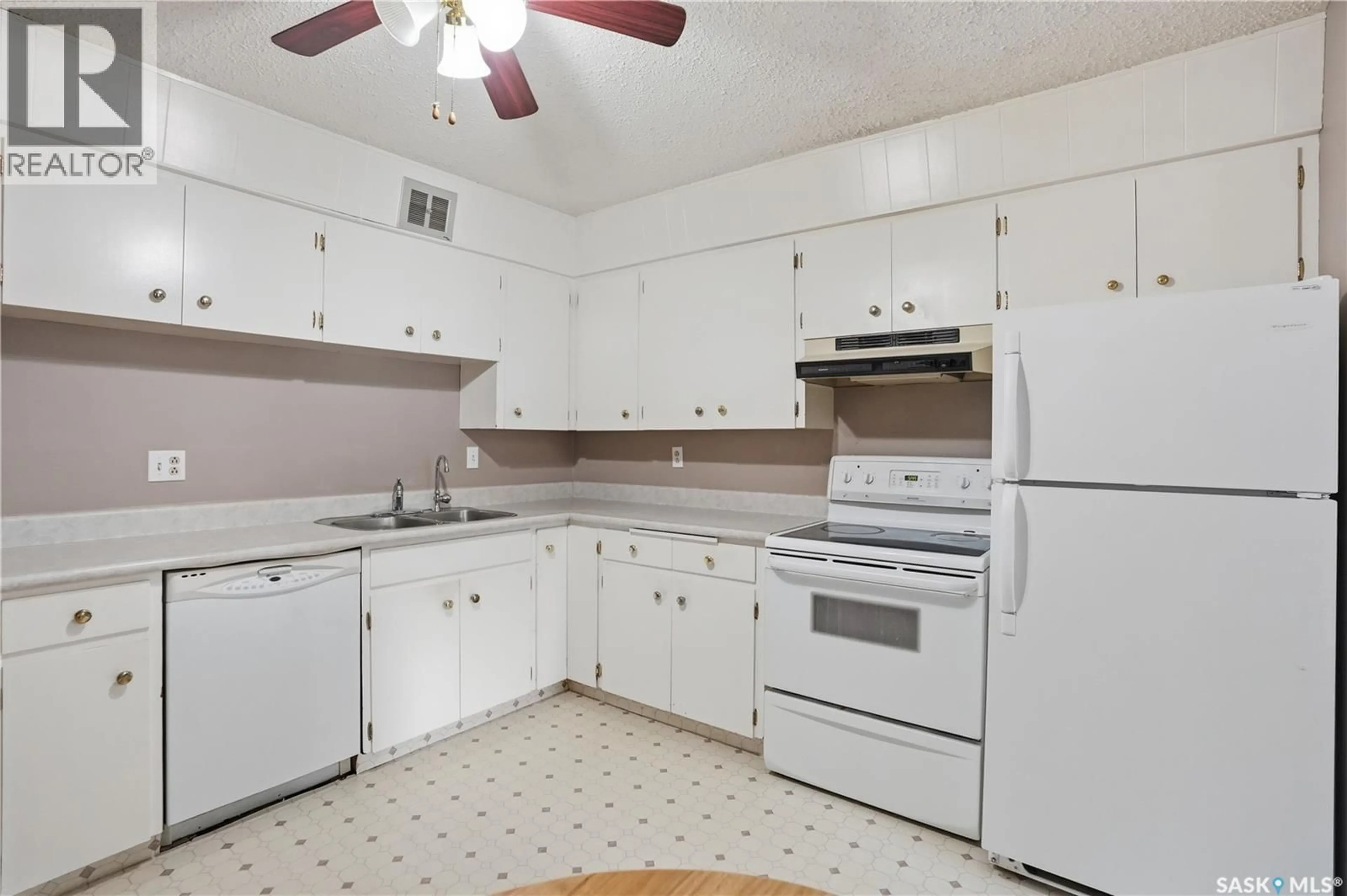 Standard kitchen, unknown for 1 4341 RAE STREET, Regina Saskatchewan S4S3B2