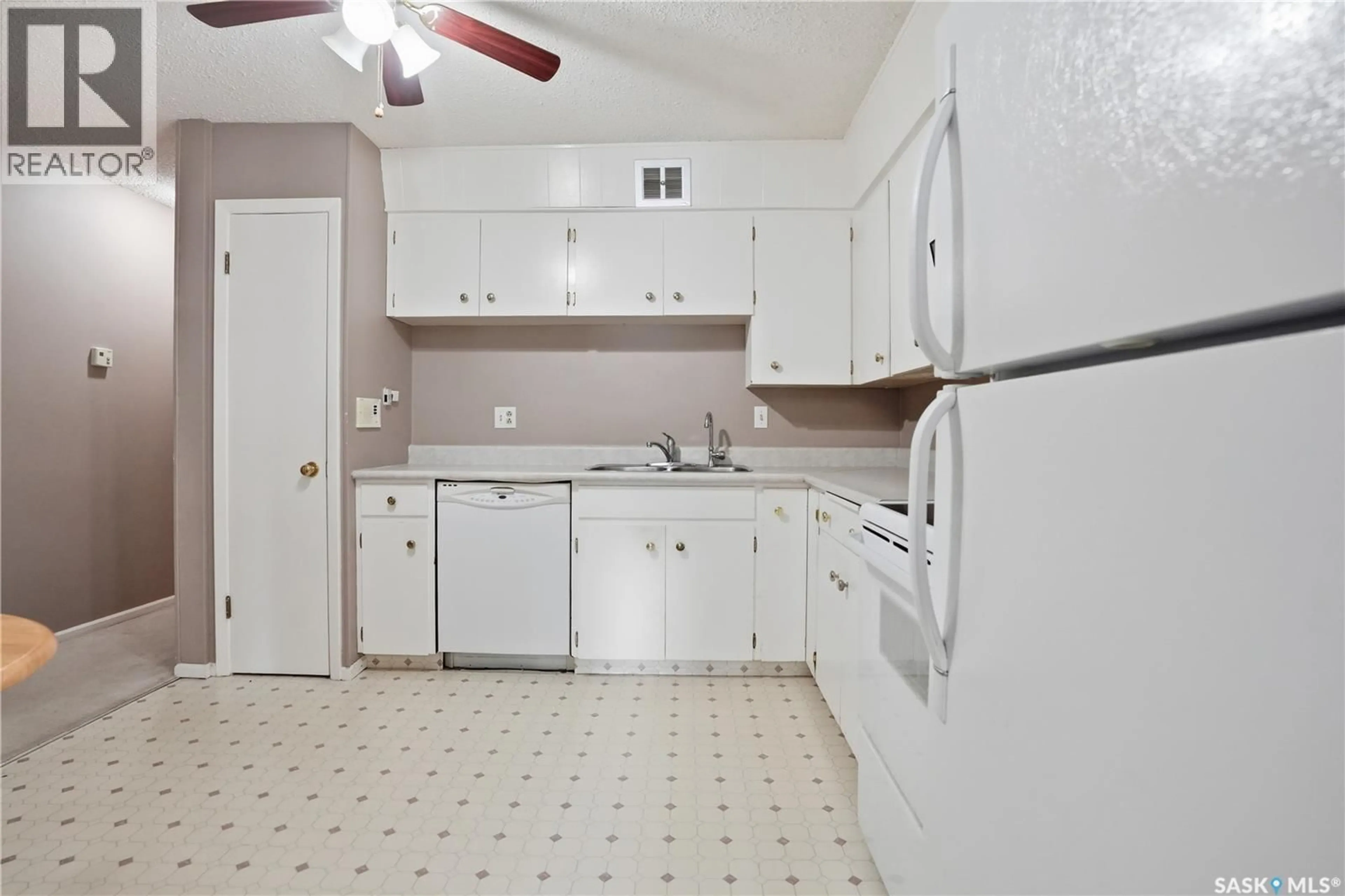 Standard kitchen, unknown for 1 4341 RAE STREET, Regina Saskatchewan S4S3B2