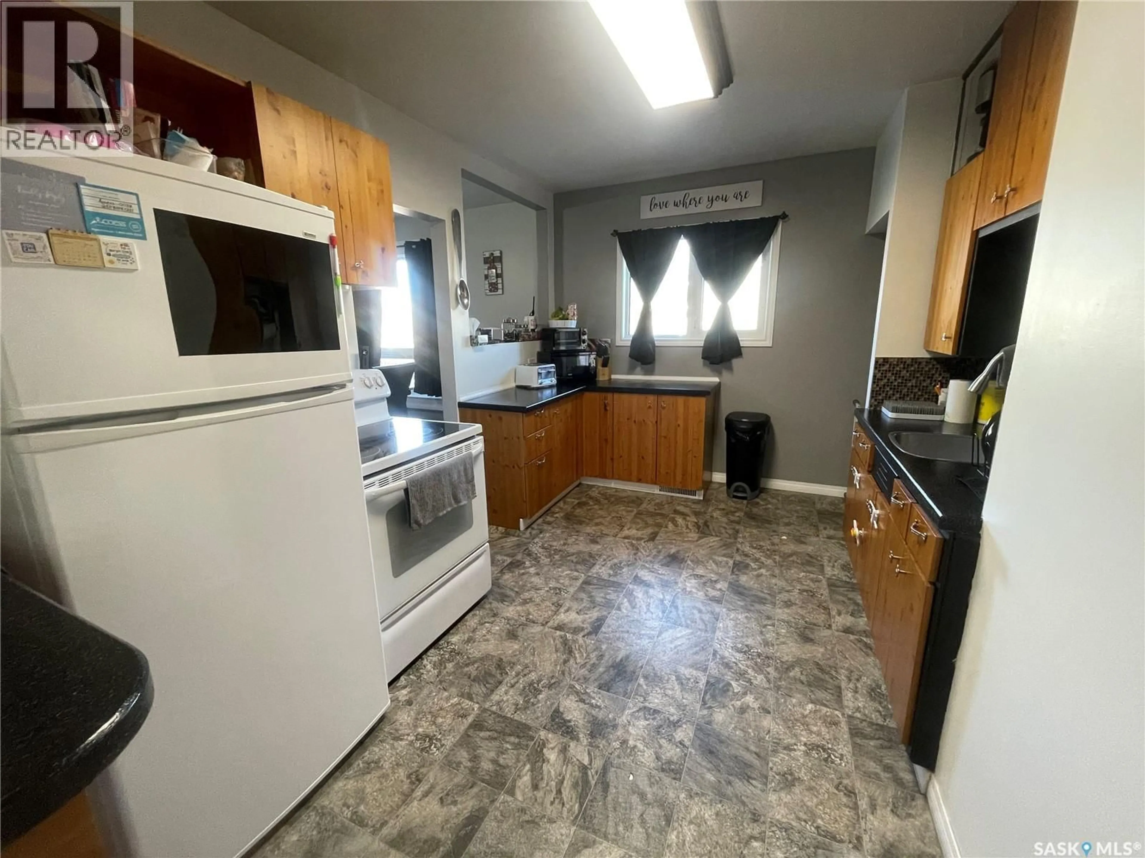 Standard kitchen, unknown for 1002 2ND STREET, Estevan Saskatchewan S4A0L7