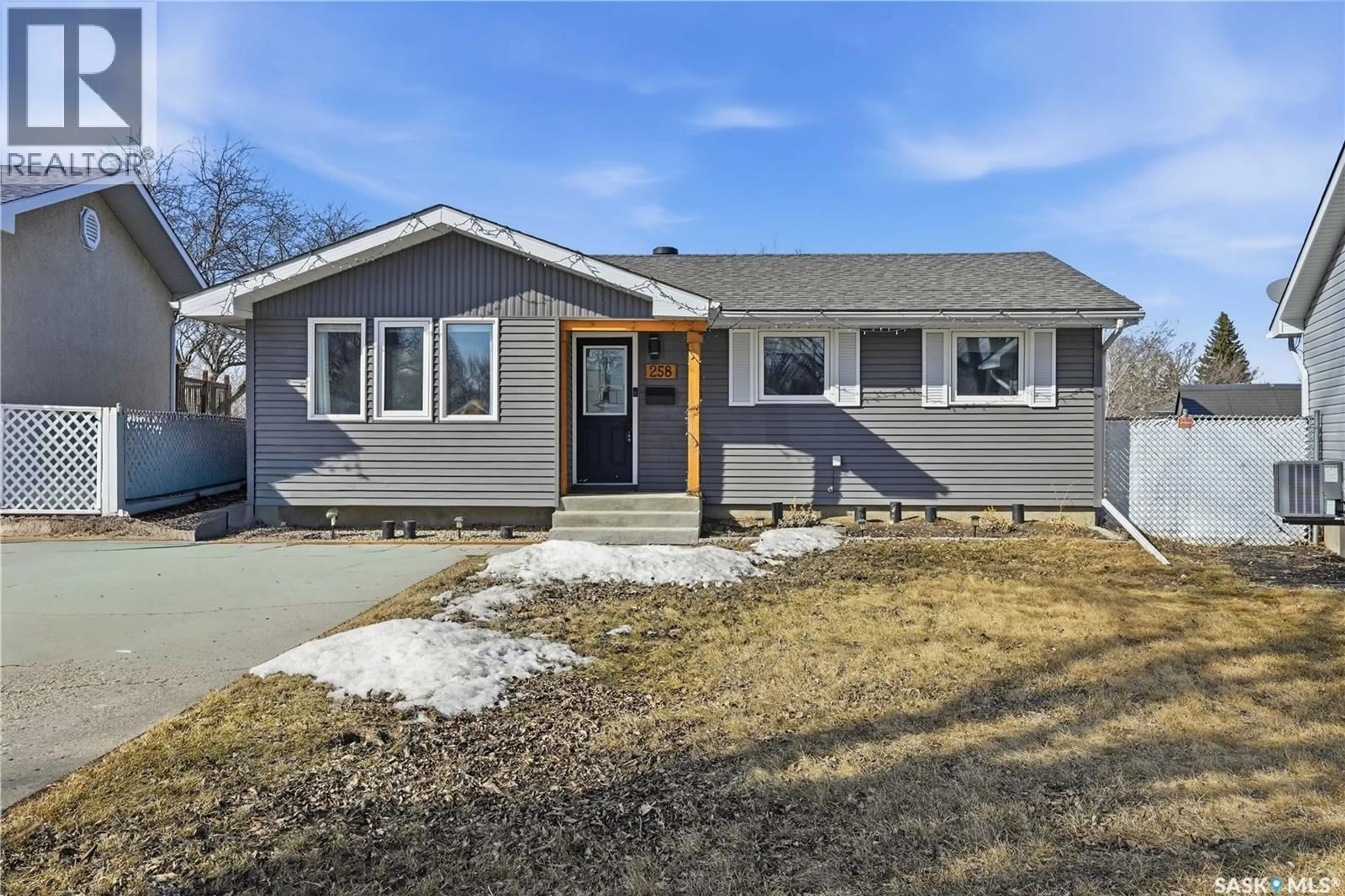 Home with vinyl exterior material, street for 258 FORSYTH CRESCENT, Regina Saskatchewan S4R5L5