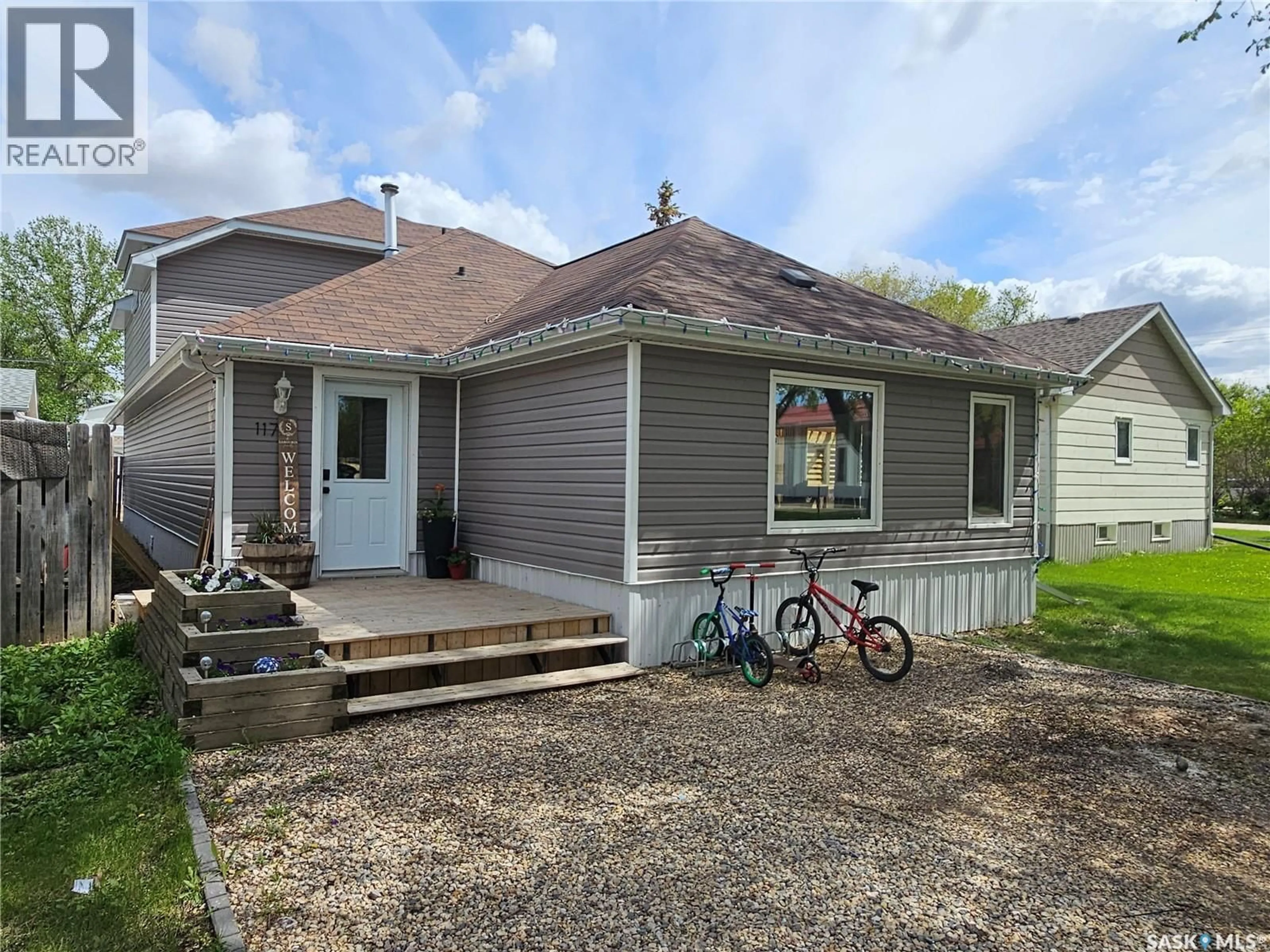 Home with vinyl exterior material, street for 117 2ND STREET, Carlyle Saskatchewan S0C0R0