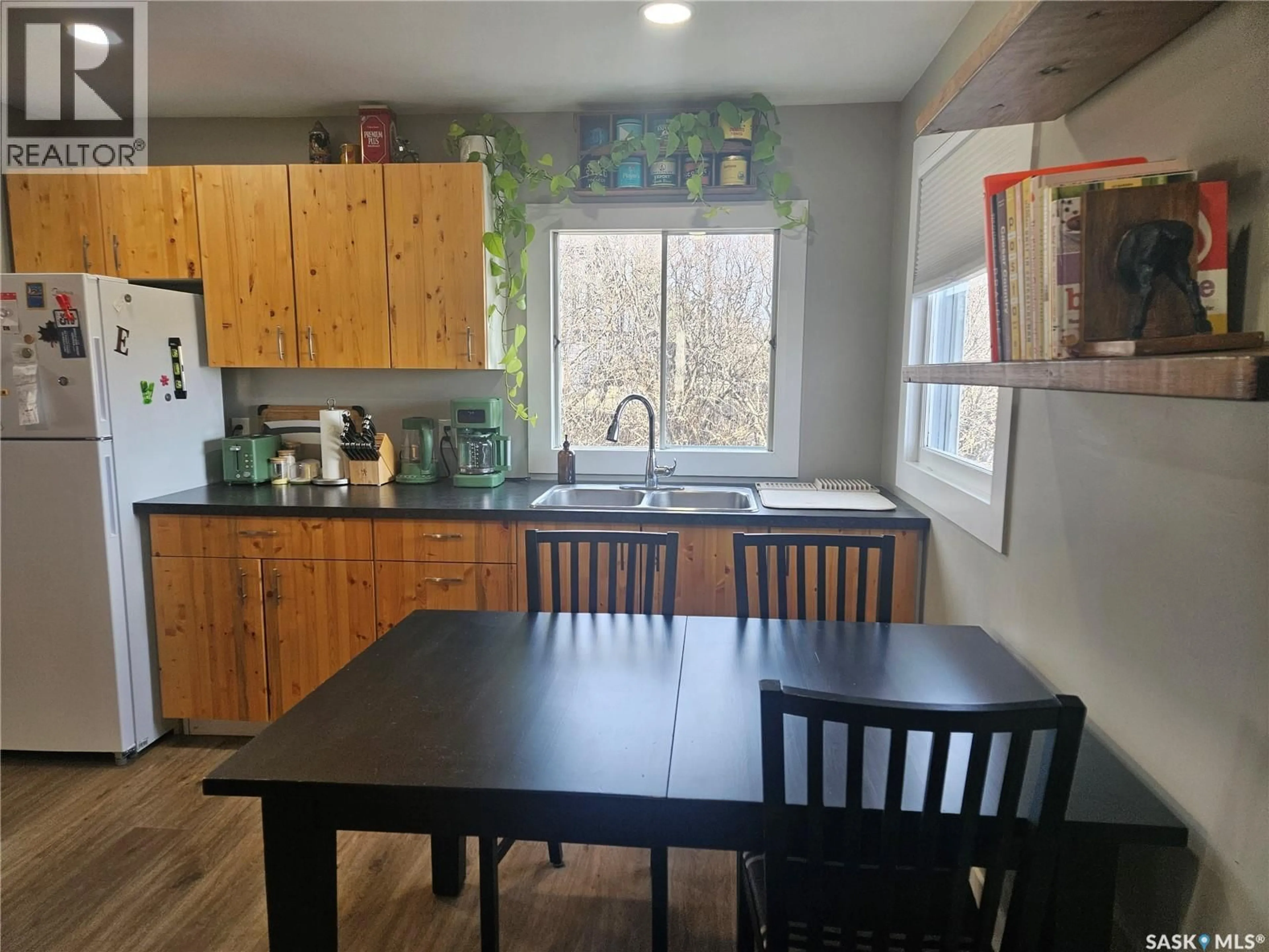 Standard kitchen, wood/laminate floor for SE - 20 15TH AVENUE, Swift Current Saskatchewan S9H3S6