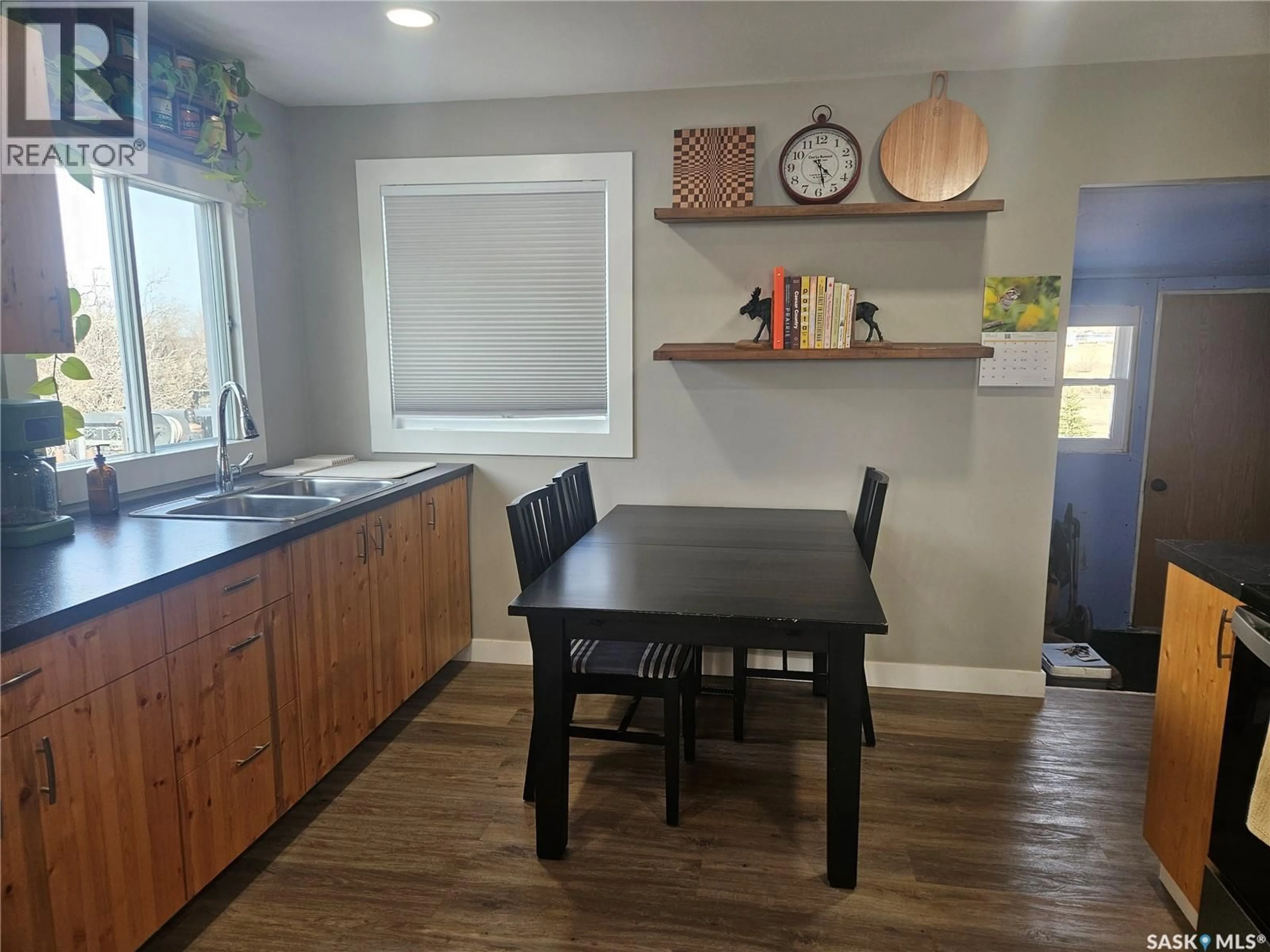 Standard kitchen, wood/laminate floor for SE - 20 15TH AVENUE, Swift Current Saskatchewan S9H3S6