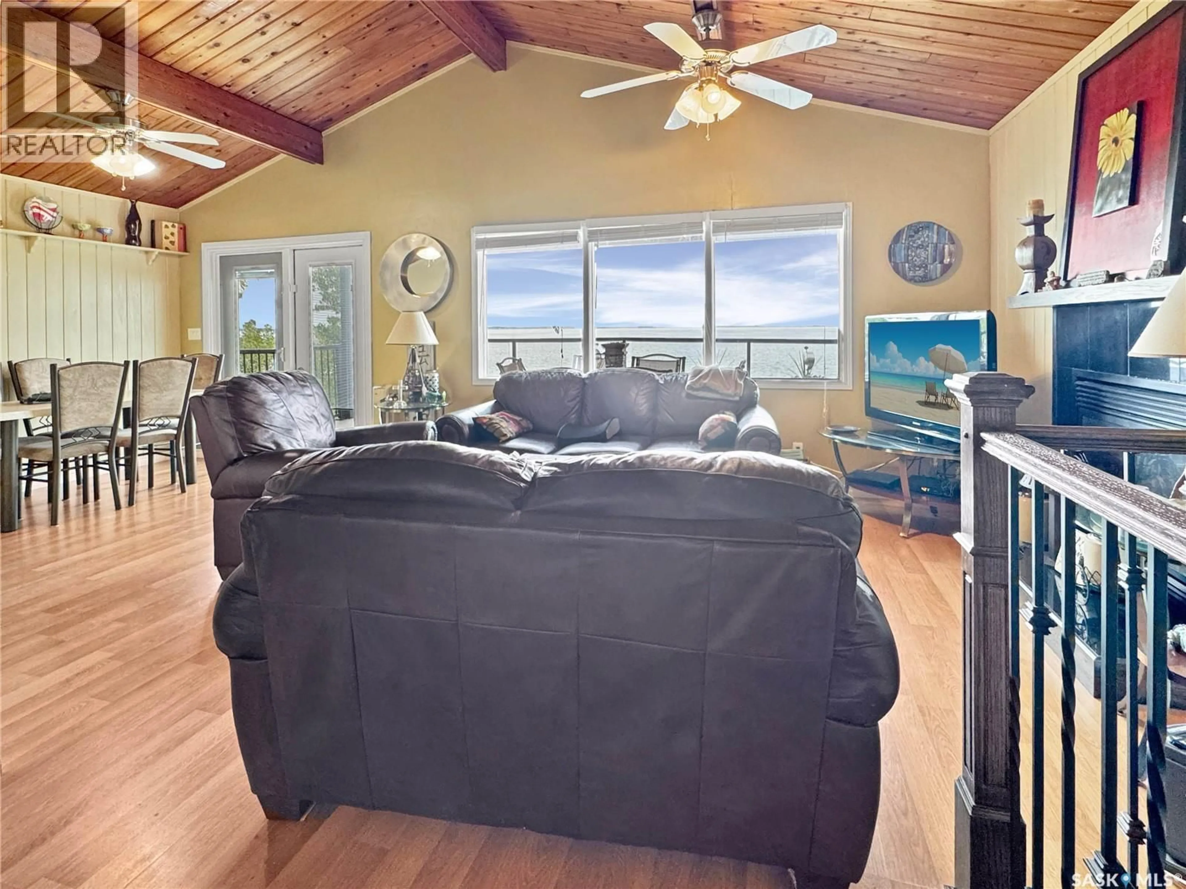 Living room with furniture, wood/laminate floor for 34 JACKFISH LAKE CRESCENT, Meota Rm No.468 Saskatchewan S0M0L0