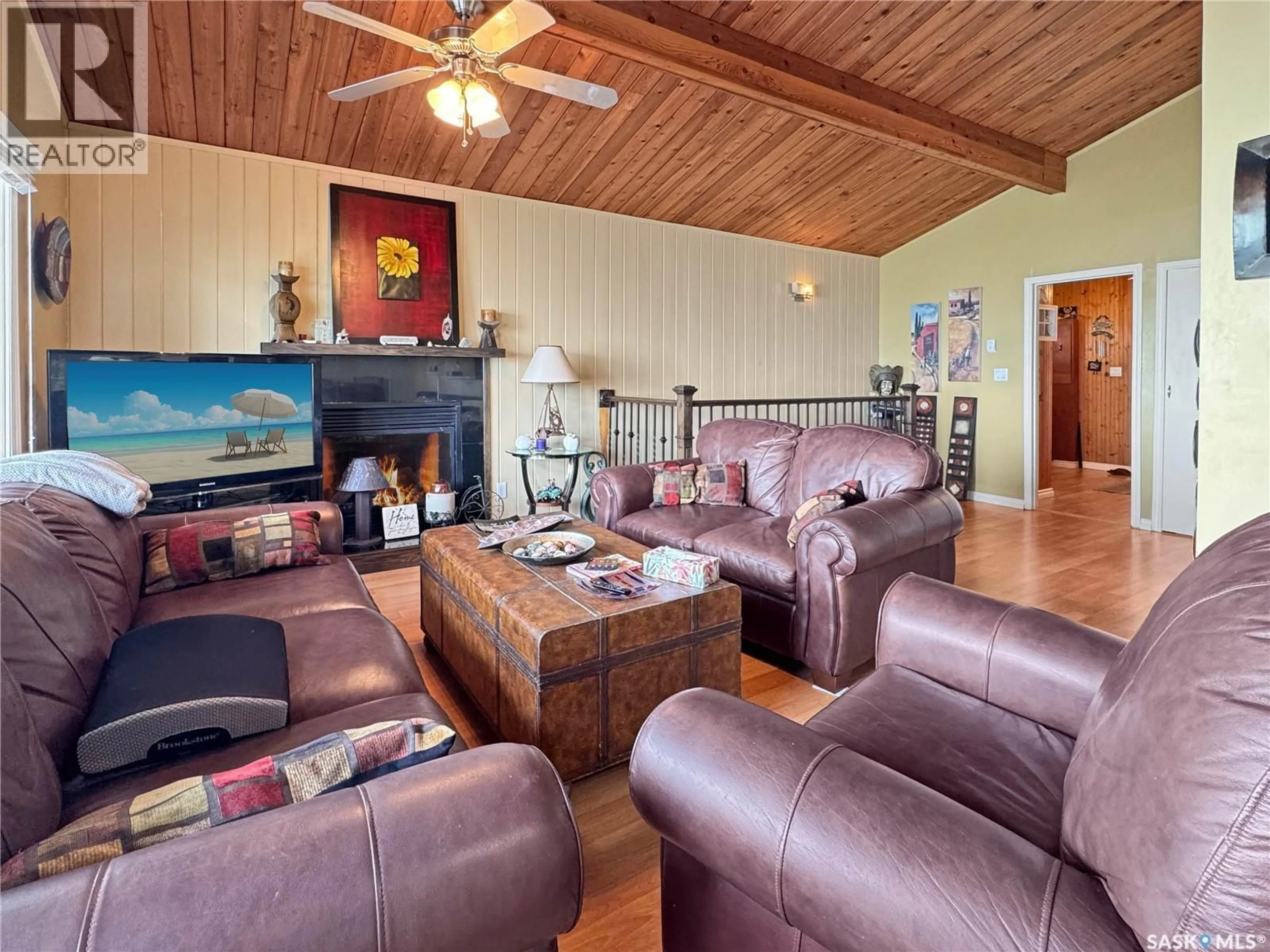 Living room with furniture, wood/laminate floor for 34 JACKFISH LAKE CRESCENT, Meota Rm No.468 Saskatchewan S0M0L0
