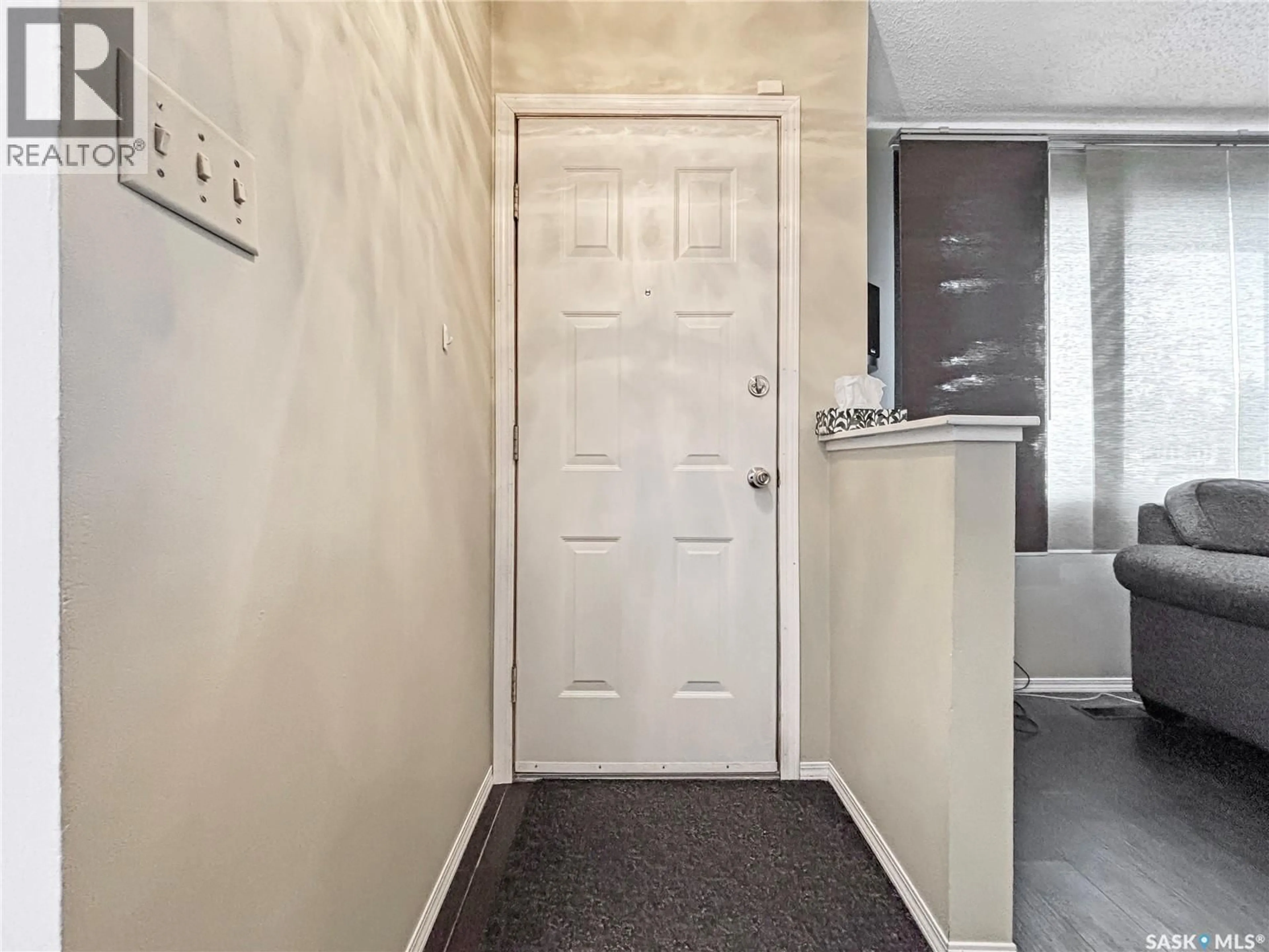 Indoor entryway for 437 DOUGLAS CRESCENT, Saskatoon Saskatchewan S7L4T6
